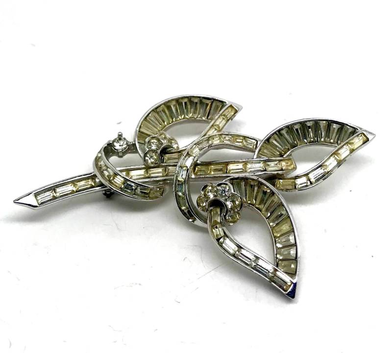 Rare Vintage Pennino Clear Baguette Rhinestone Leaf Brooch von TheVintagePinShop