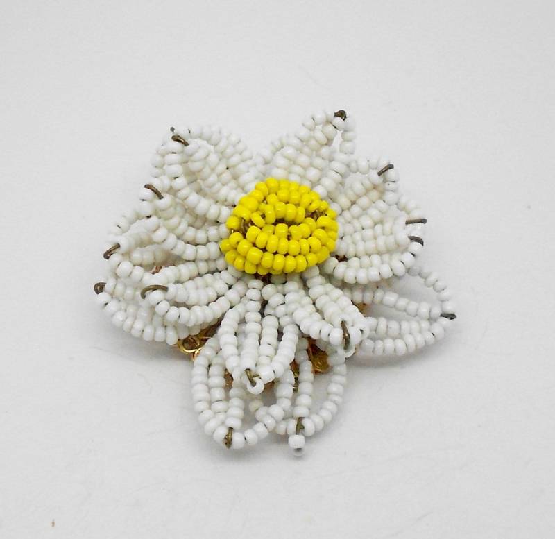 Seltene Vintage Signierte Miriam Haskel Perlen Weiße Blumen Brosche von TheVintagePinShop