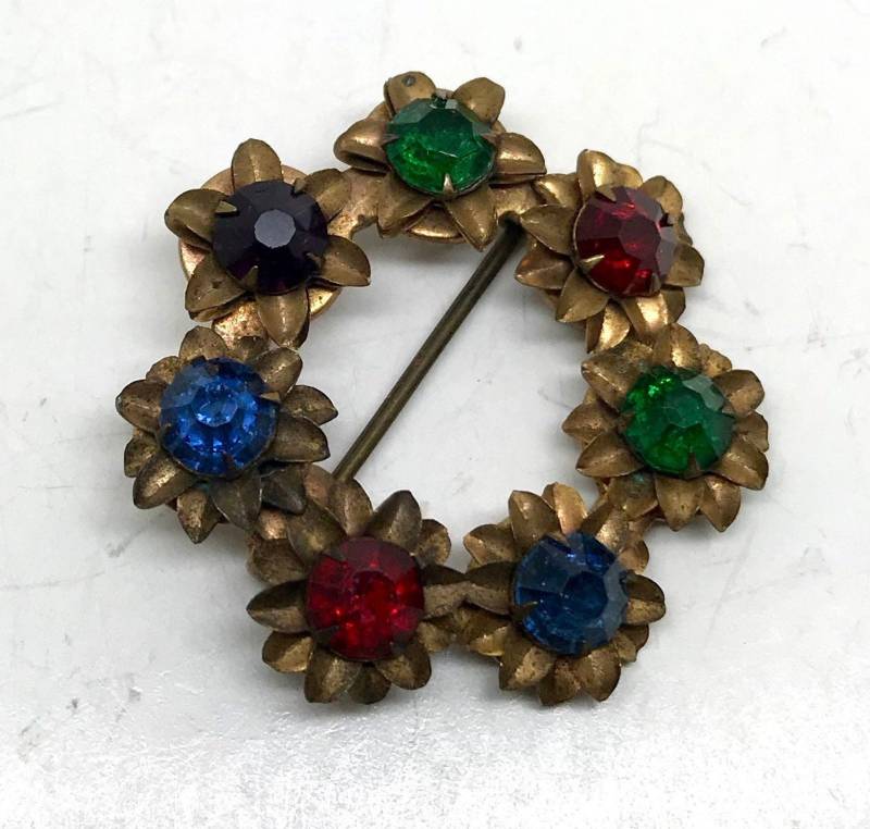 Vintage C Clasp Prongset Regenbogen Rhinestone Flower Wreath Brooch von TheVintagePinShop