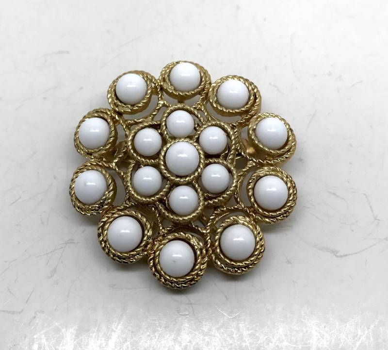 Vintage Cabochon in Weiß Kombination Brosche & Anhänger Vintage Cabochon in Weiß Kombination Brosche & Anhänger von TheVintagePinShop