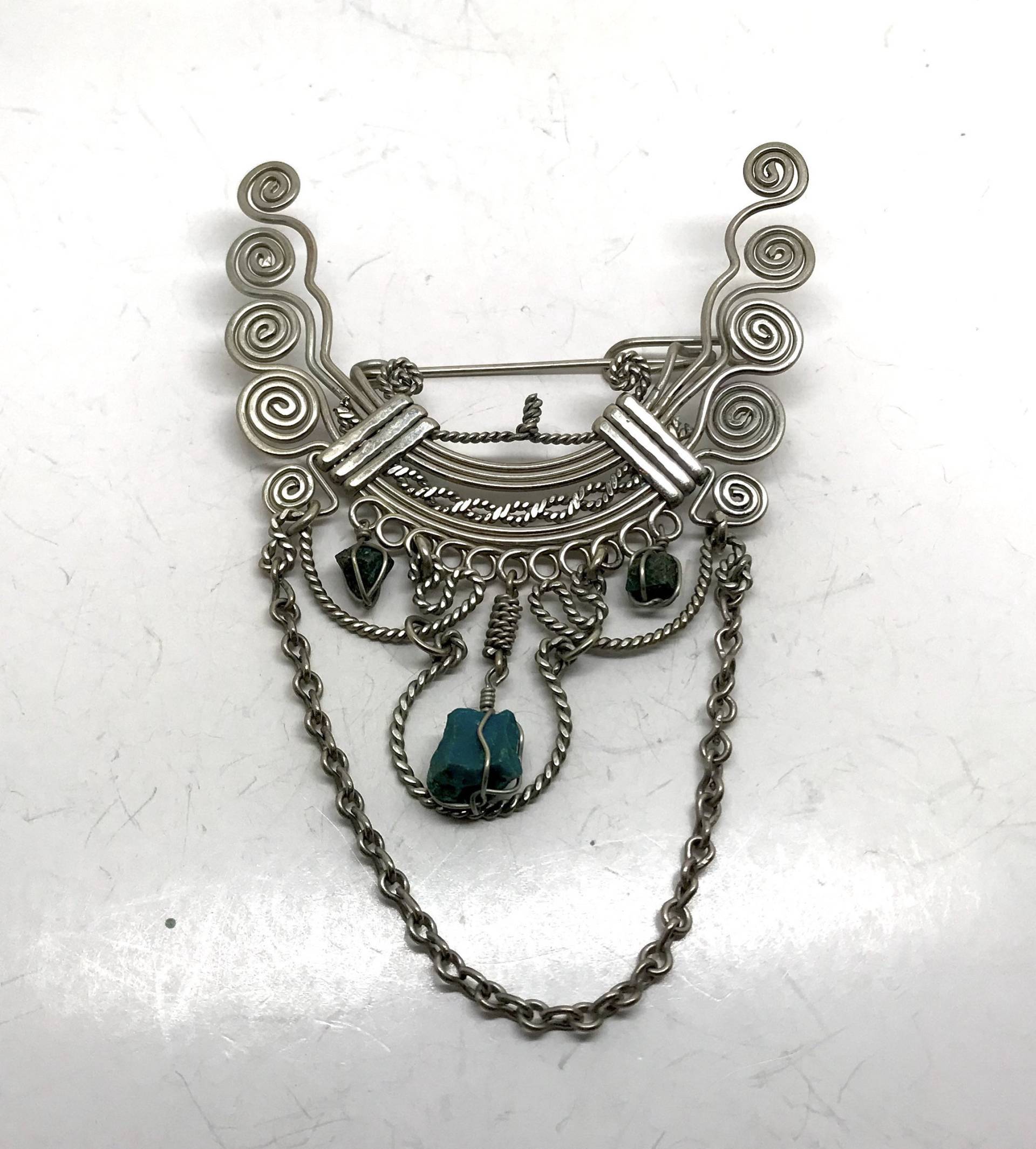 Vintage Dangling Open Arbeit Filigrane Silber Ton BroscheBaumelnde Grüne Steine Vintage Dangling Open Arbeit Filigrane Silber Ton BroscheBaumelnde Grüne Steine von TheVintagePinShop