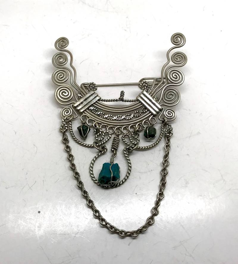 Vintage Dangling Open Arbeit Filigrane Silber Ton BroscheBaumelnde Grüne Steine von TheVintagePinShop