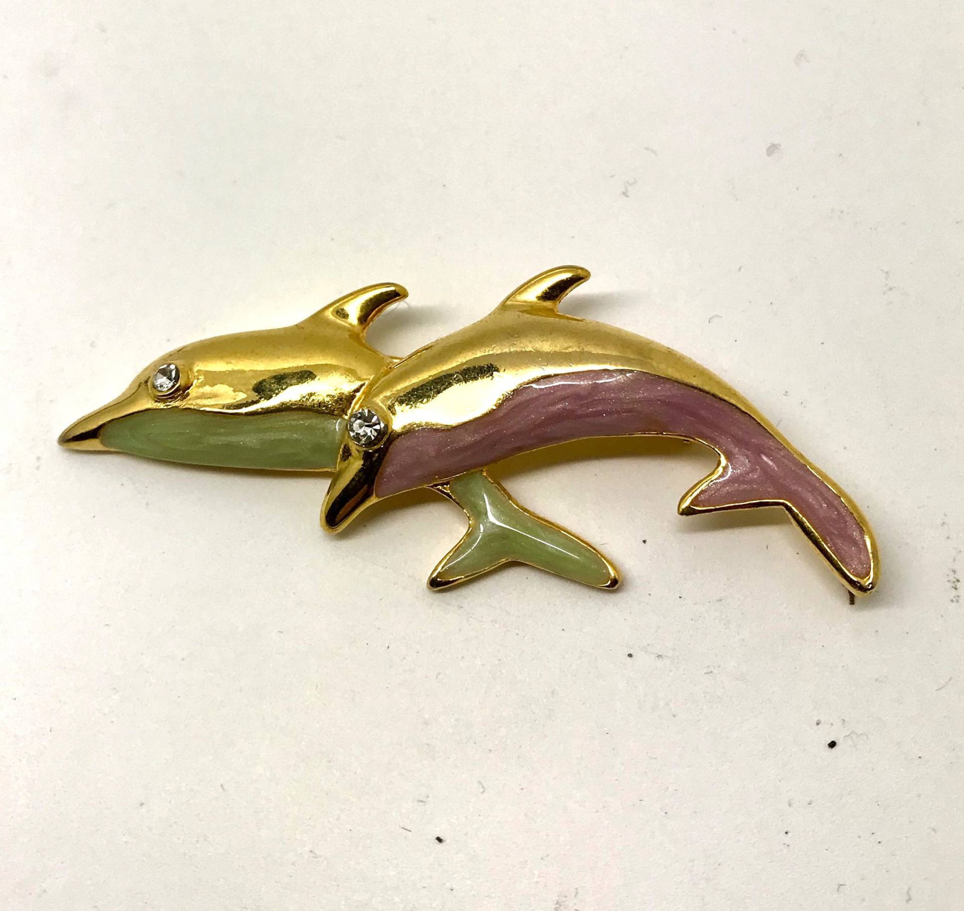 Vintage Figürliche Springende Delfine Emaille Und Gold Ton Brosche Vintage Figürliche Springende Delfine Emaille Und Gold Ton Brosche von TheVintagePinShop