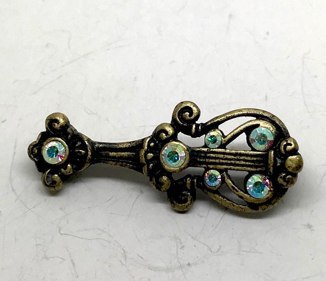 Vintage Figurale Aurora Strass Violine Oder Laute Brosche Signiert, Aber Kann Es Nicht Ausmachen | Kann Gg Sein Vintage Figurale Aurora Strass Violine Oder Laute Brosche Signiert, Aber Kann Es Nicht Ausmachen | Kann Gg Sein von TheVintagePinShop