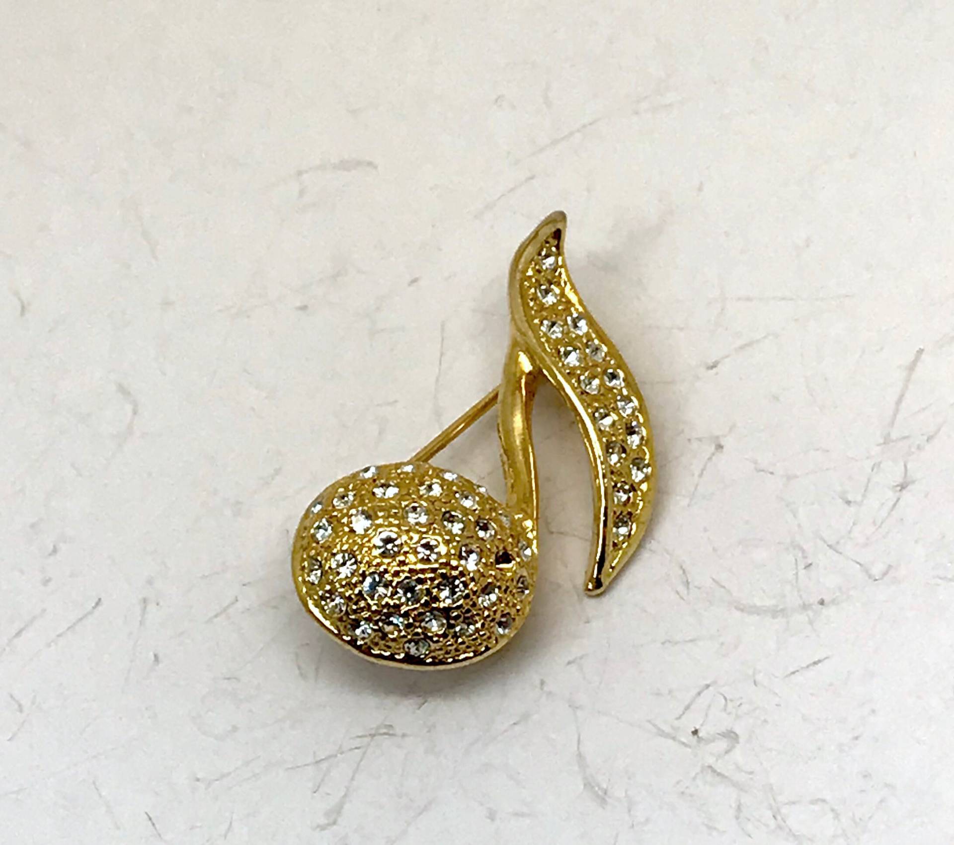 Vintage Figurale Brosche Mit Musiknoten in Goldton Und Klarem Strass Vintage Figurale Brosche Mit Musiknoten in Goldton Und Klarem Strass von TheVintagePinShop
