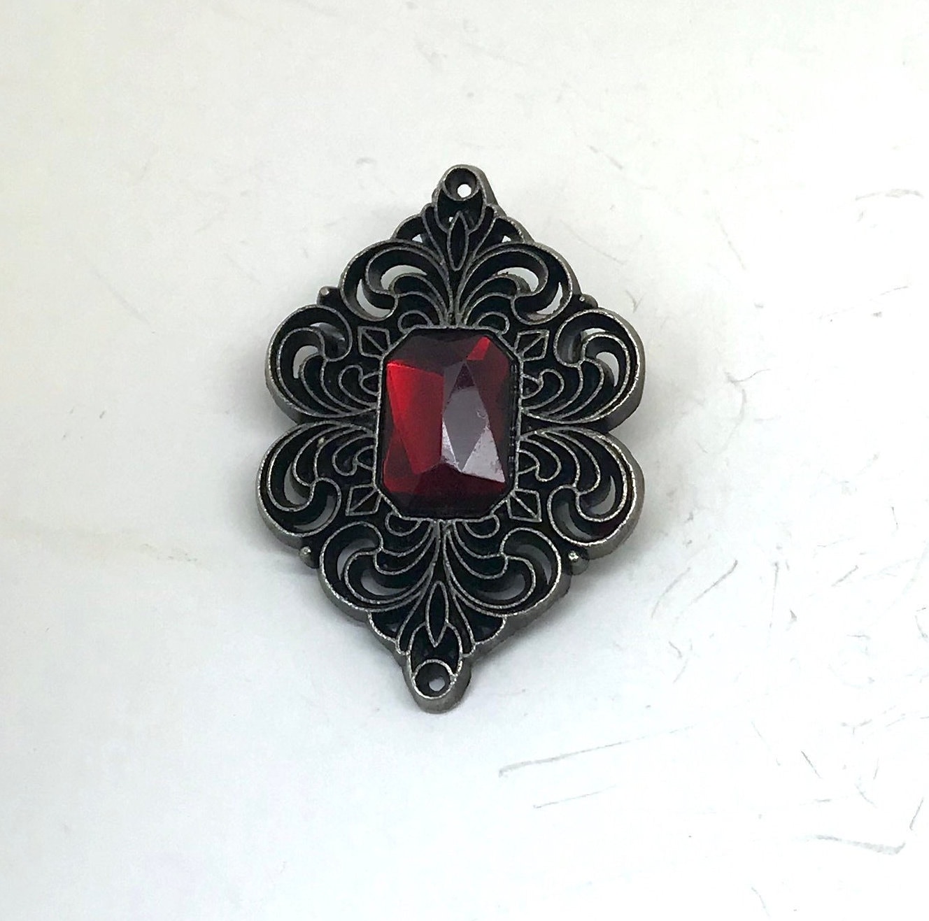 Vintage Filigranen Blättern Rot Strassbrosche Vintage Filigranen Blättern Rot Strassbrosche von TheVintagePinShop