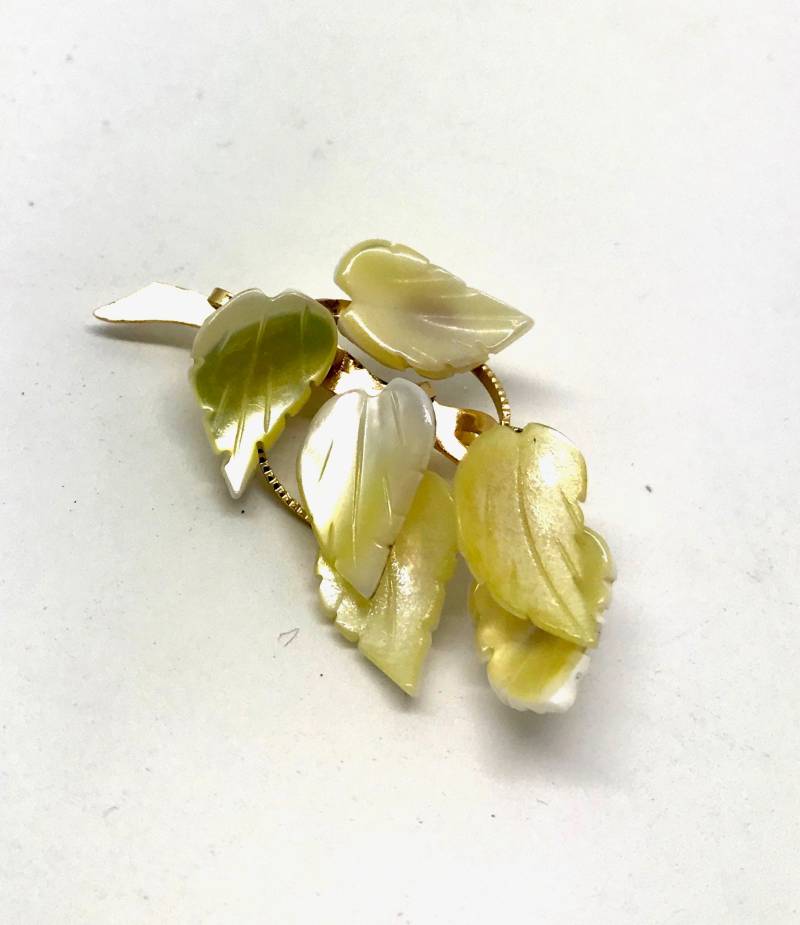 Vintage Gelb Blatt Brosche Aus Geschnitzten Naturmaterial von TheVintagePinShop