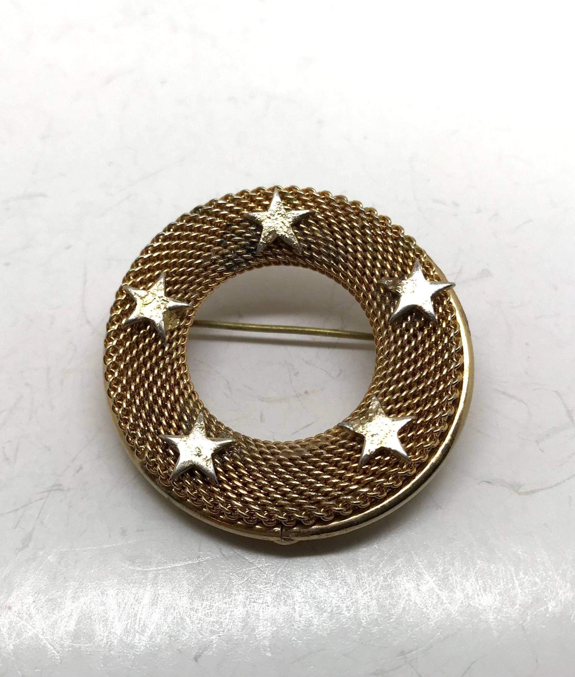 Vintage Gold-Ton-Mesh-Kranz-Brosche Mit Sternen Vintage Gold-Ton-Mesh-Kranz-Brosche Mit Sternen von TheVintagePinShop
