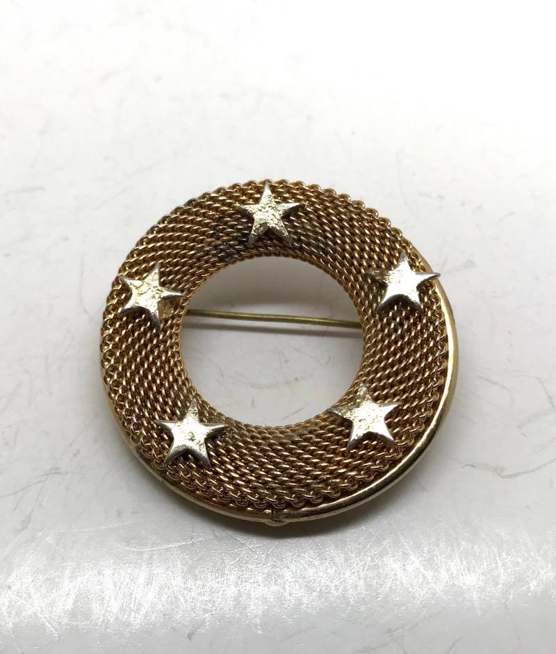 Vintage Gold-Ton-Mesh-Kranz-Brosche Mit Sternen von TheVintagePinShop