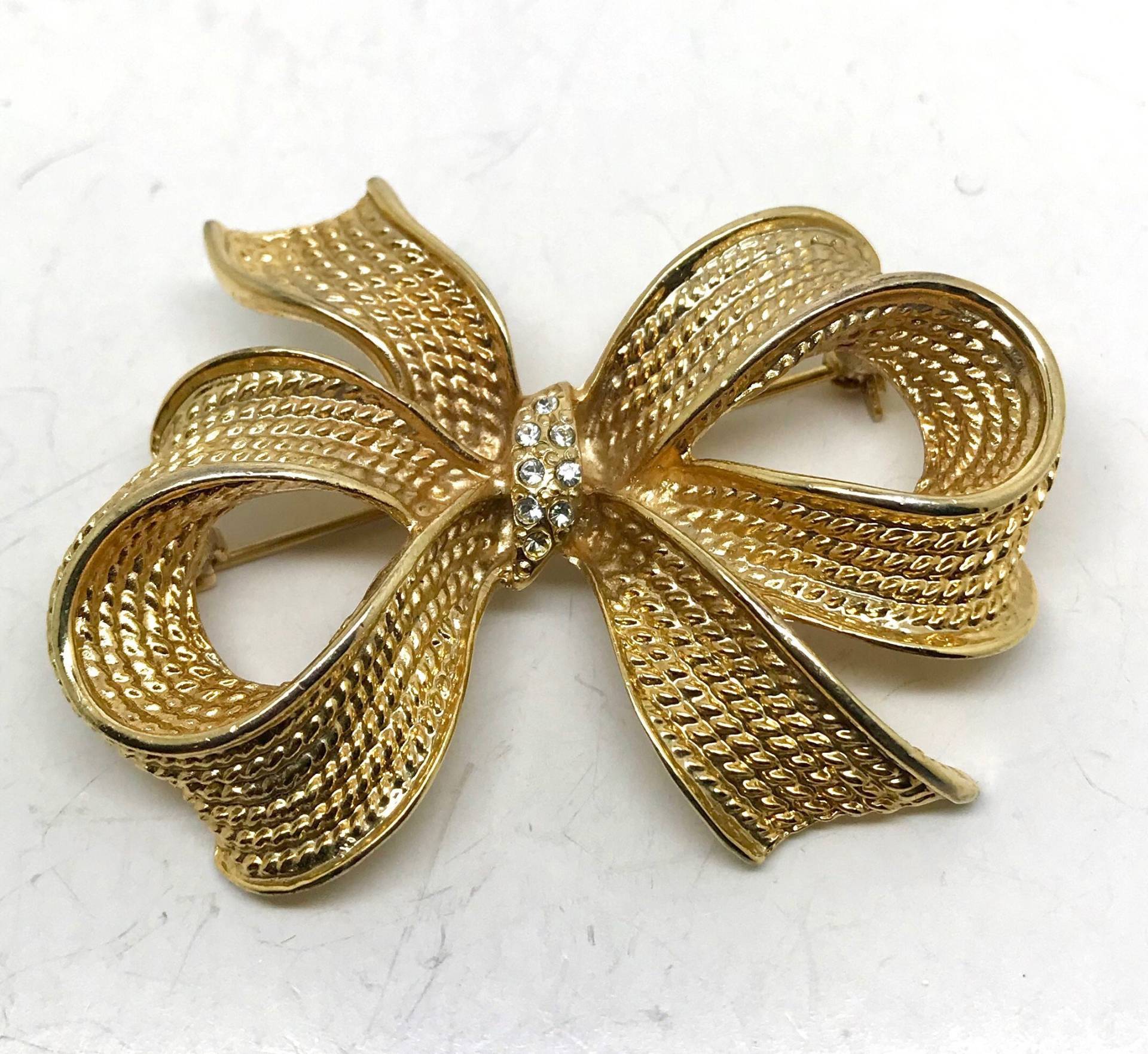 Vintage Gold Tone Bow-(Signiert Aber Schwer Zu Machen... Zwei Worte Und Die Zweite Ist Wahrscheinlich Carl Vintage Gold Tone Bow-(Signiert Aber Schwer Zu Machen... Zwei Worte Und Die Zweite Ist Wahrscheinlich Carl von TheVintagePinShop