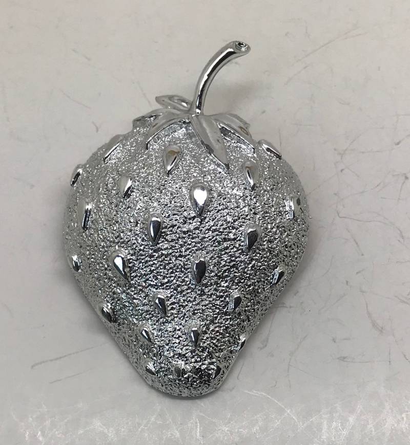 Vintage Silber-Ton Erdbeere Brosche Signiert Sarah Cov von TheVintagePinShop