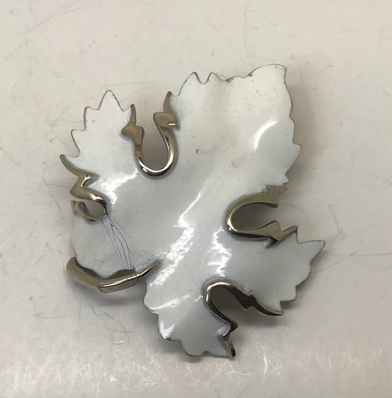 Weiße Emaille Blatt Brosche von TheVintagePinShop