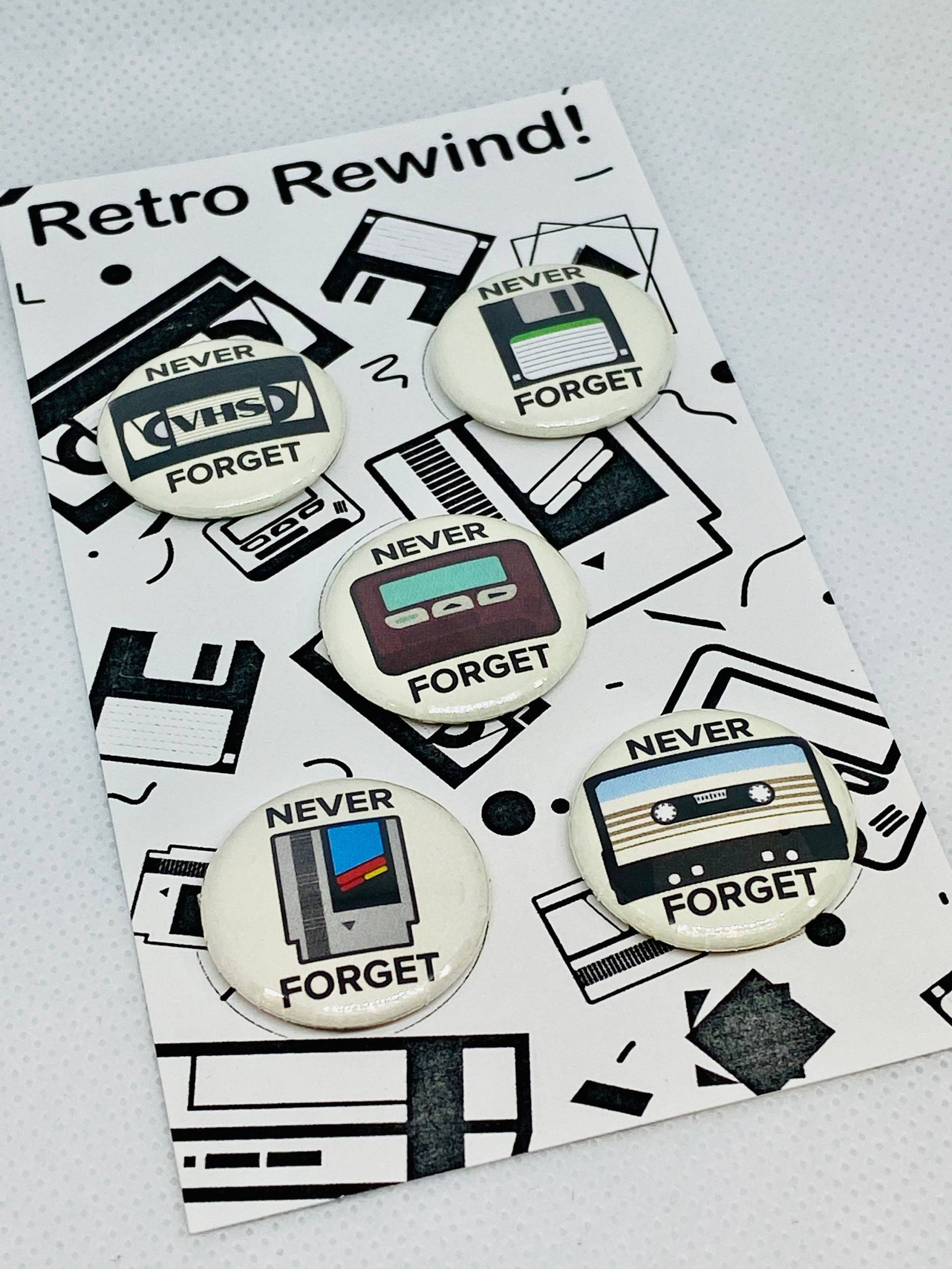 Retro Technik War Genial Never Forget 1" Pins Oder Magnete Set - Kassette, Videospiel, Filme, Piepser, Floppy Disk, Computer Retro Technik War Genial Never Forget 1" Pins Oder Magnete Set - Kassette, Videospiel, Filme, Piepser, Floppy Disk, Computer von TheVintageRobot