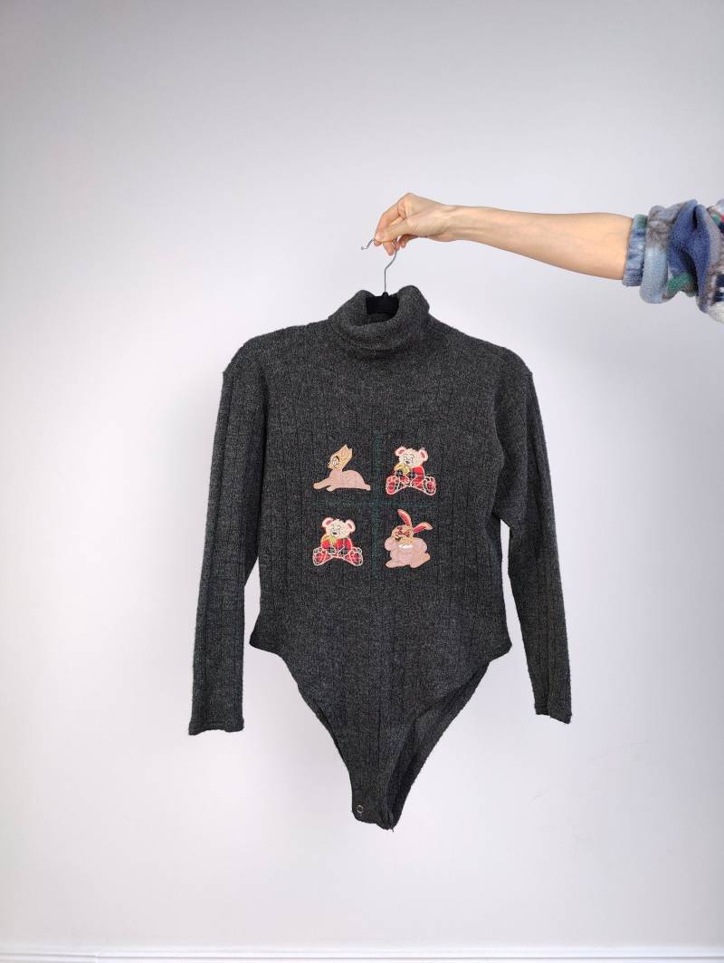 Der Graue Teddy-Schildkröten-Ausschnitt-Körper Gestrickt | Vintage Wollmix Strickpullover Pullover Grau Stickapplikation Teddy Bär Italienisch S von TheVintageTakeaway