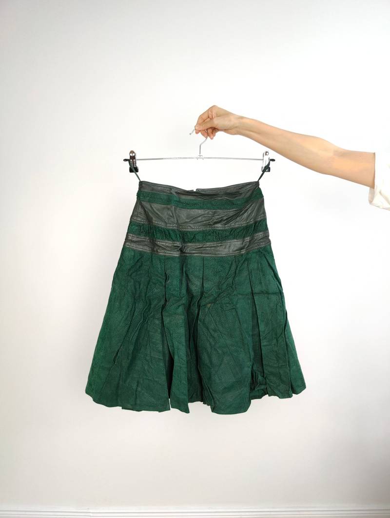 Der Leder Grün Wildleder Rock | Vintage Echt Stufen Midirock It42 Xs von TheVintageTakeaway