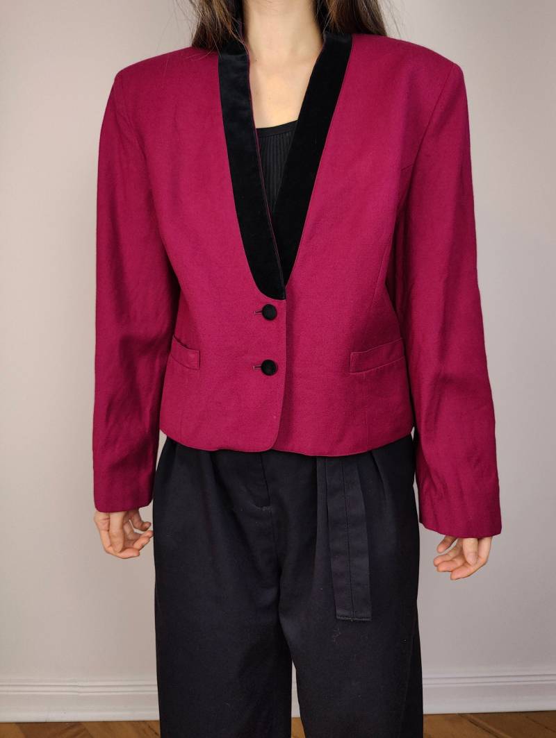 Die Wolle Pink Magenta Kurze Blazer Jacke | Vintage 80Er Jahre Reine Schurwolle Samtkragen Crop Made in Italy M von TheVintageTakeaway