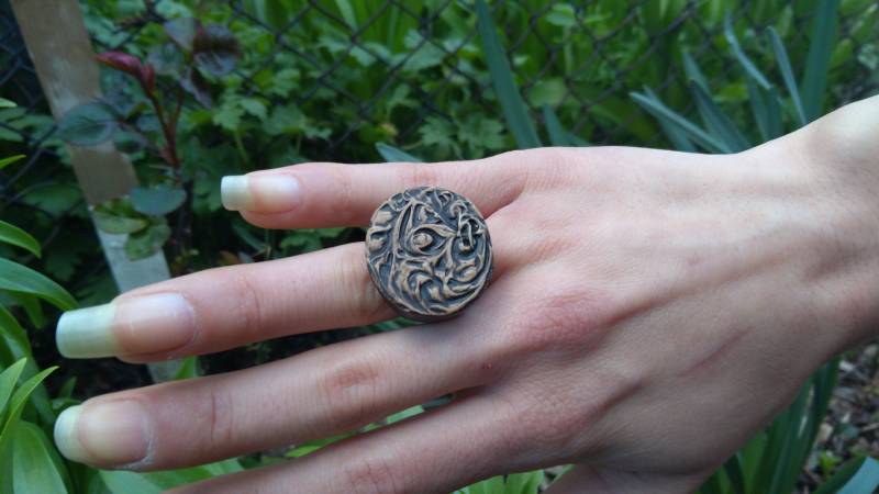 Handgemachter Holzring/Eleganter Ring Holzschnitzring Nussbaum Holzschmuck Natürlicher Schmuck Runder von TheVintageTime