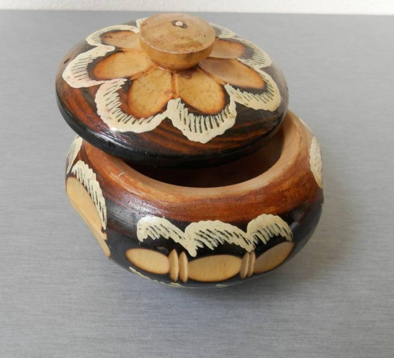 Vintage Kleine Handgeschnitzte Holzkiste/Holz Schmuck-Box Hand Gemalte Hölzerne Runde Geschnitzt Holzkiste von TheVintageTime