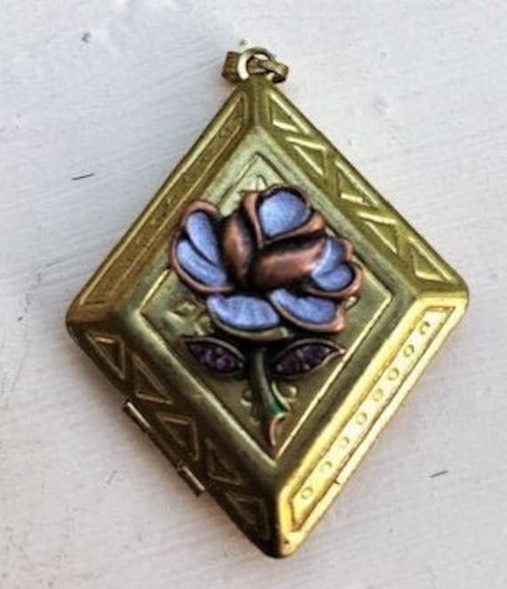 Messing Medillon Anhänger Verziert Mit Emaillierten Blumen Diamantförmigen Öffnungen Zum Hinzufügen Von Bild Messing Medillon Anhänger Verziert Mit Emaillierten Blumen Diamantförmigen Öffnungen Zum Hinzufügen Von Bild von TheVintageVault