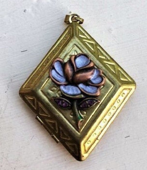 Messing Medillon Anhänger Verziert Mit Emaillierten Blumen Diamantförmigen Öffnungen Zum Hinzufügen Von Bild Messing Medillon Anhänger Verziert Mit Emaillierten Blumen Diamantförmigen Öffnungen Zum Hinzufügen Von Bild von TheVintageVault