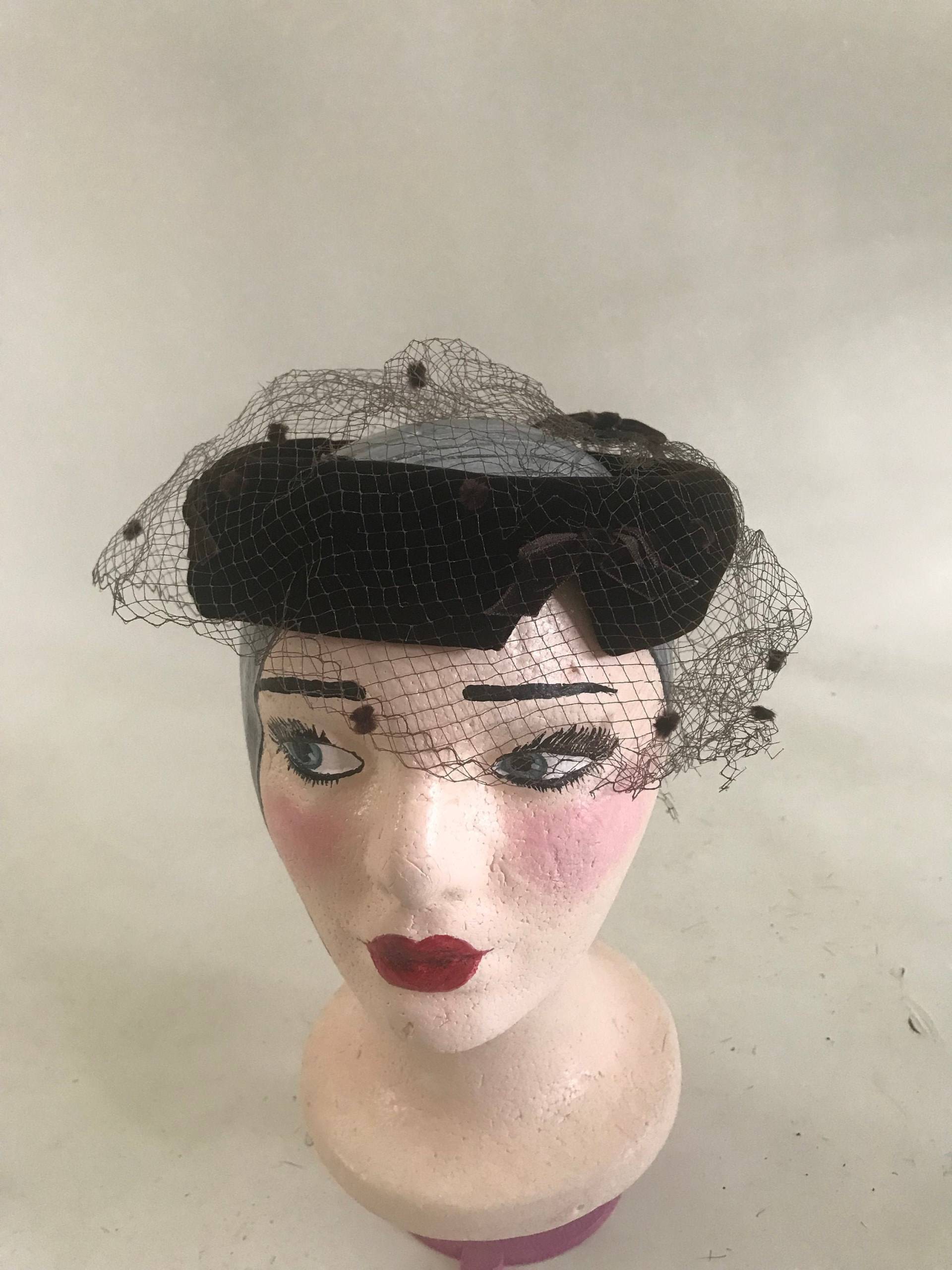 Jahrgang Der 1960Er Jahre Brauner Samthut Mit Braunem Netz Chenille-Punkten von TheVintageVenusShop