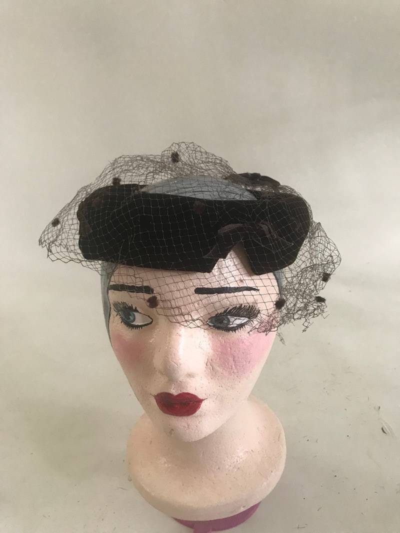 Jahrgang Der 1960Er Jahre Brauner Samthut Mit Braunem Netz Chenille-Punkten von TheVintageVenusShop