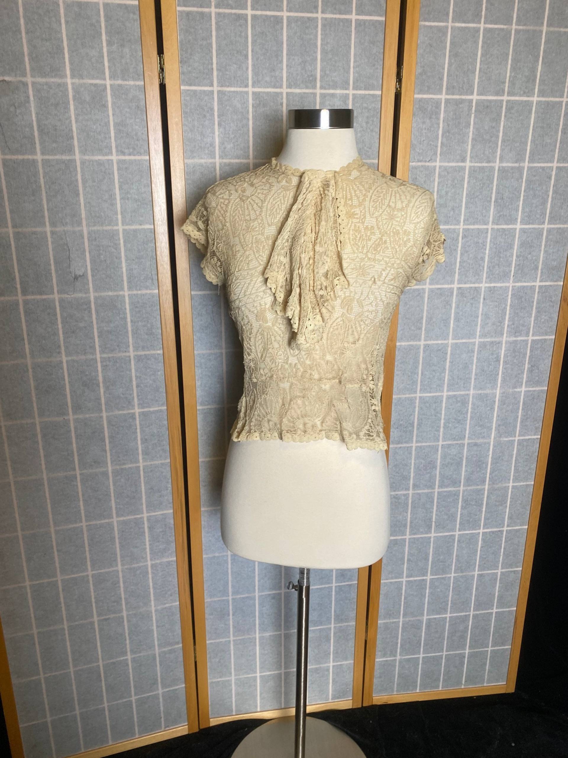 Vintage 1930Er Antike Beige Kordelbluse Mit Halsausschnitt, Größe Xs Klein von TheVintageVenusShop