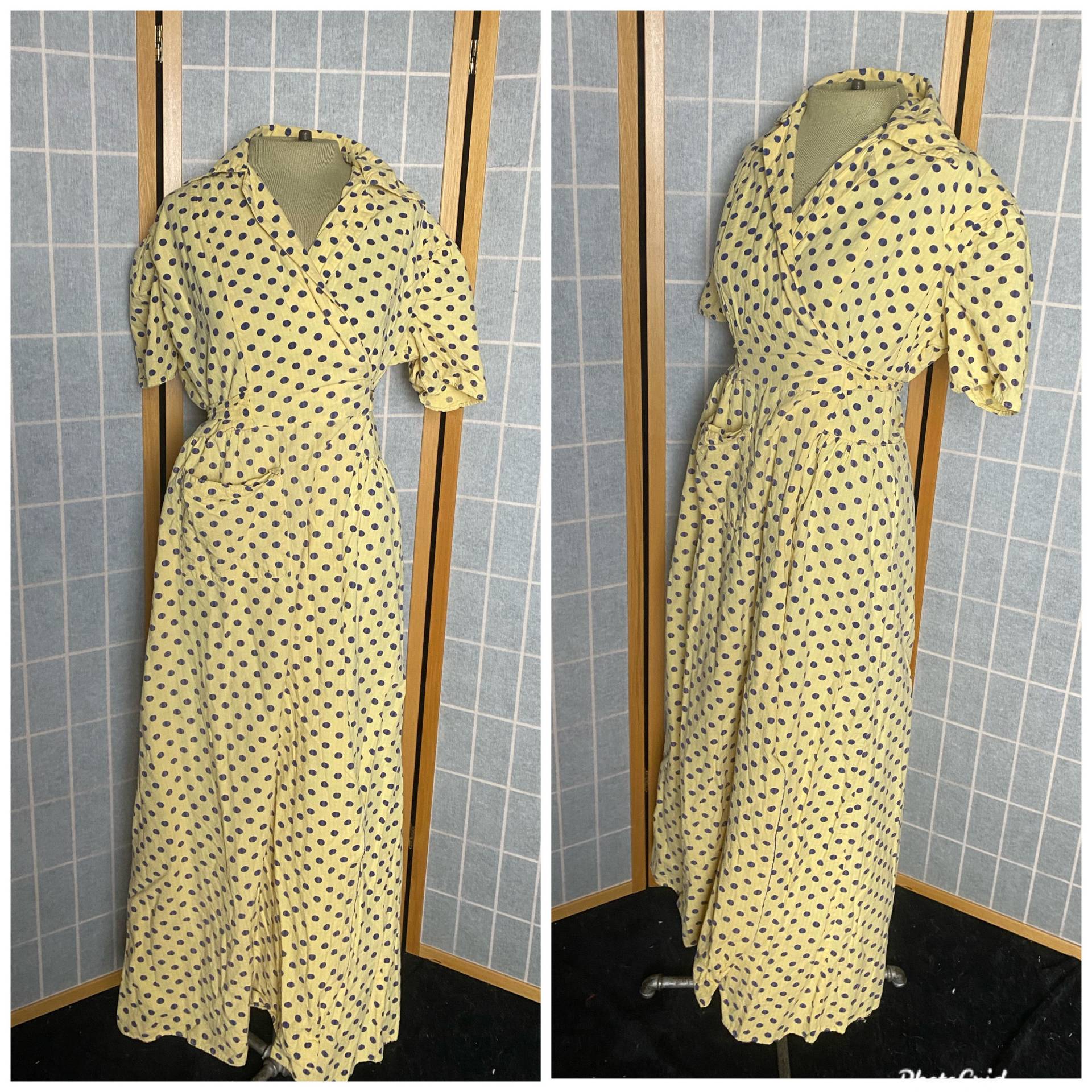 Vintage 1930Er Buttergelbe Futtersack Baumwoll Robe Mit Marineblauen Polka Dots, Größe Medium von TheVintageVenusShop