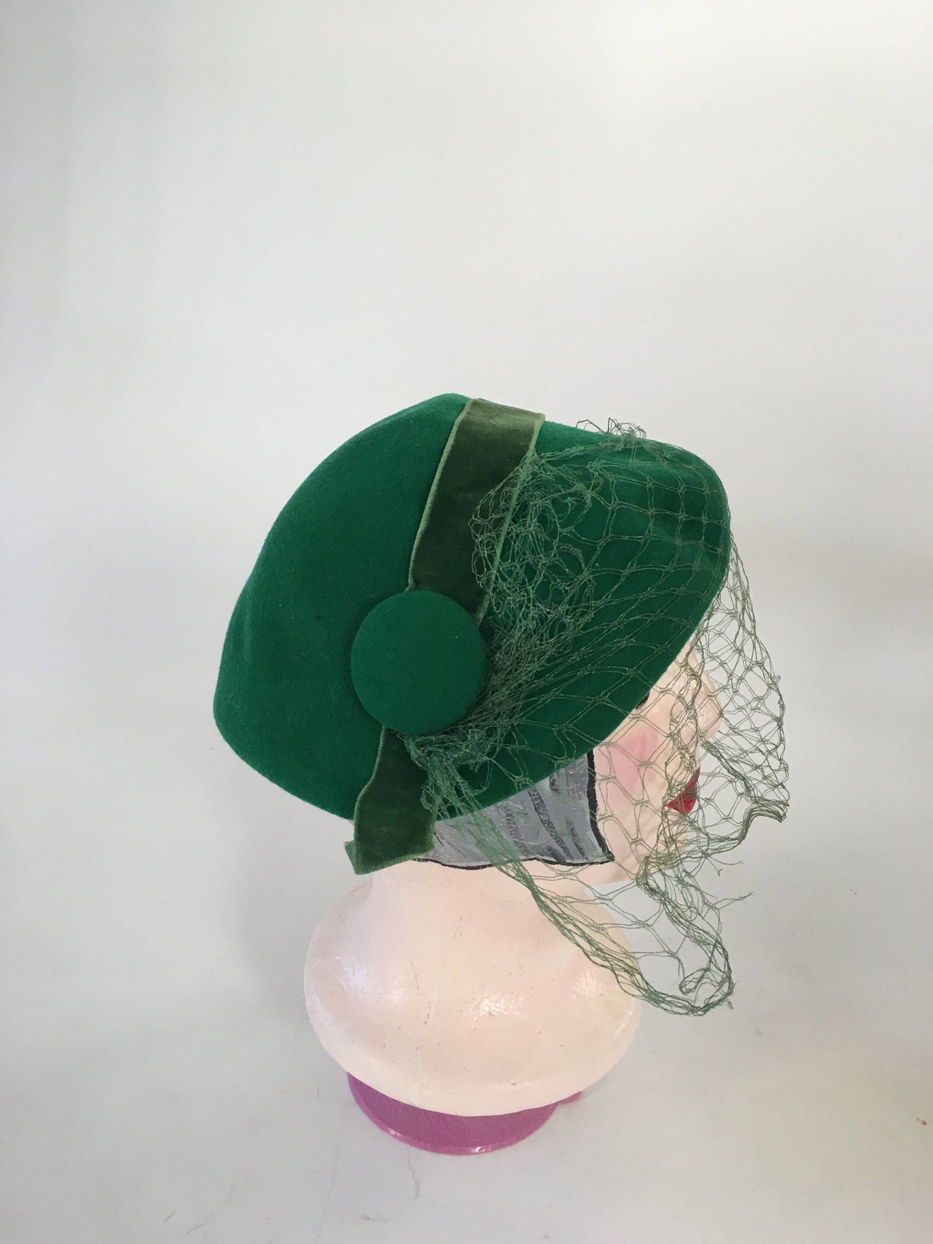 Vintage 1940 Grün Wolle Filz Hut Mit Schleier Und Große Knöpfe von TheVintageVenusShop
