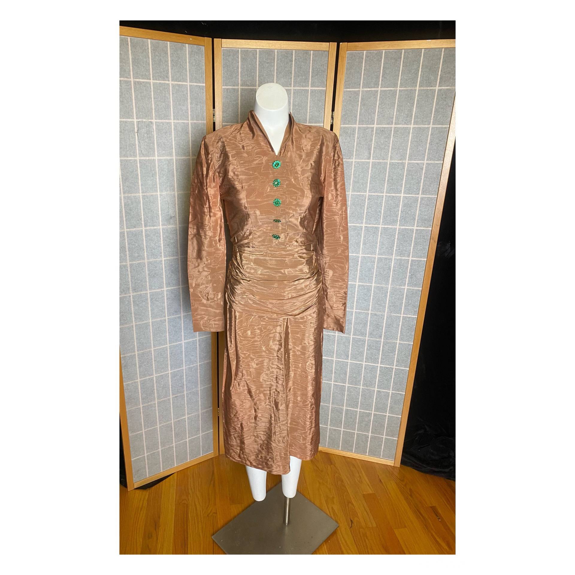Vintage 1940Er Pfirsich Pink Mauve Glänzendes Kleid Mit Grünen Strassknöpfen, Größe Klein von TheVintageVenusShop