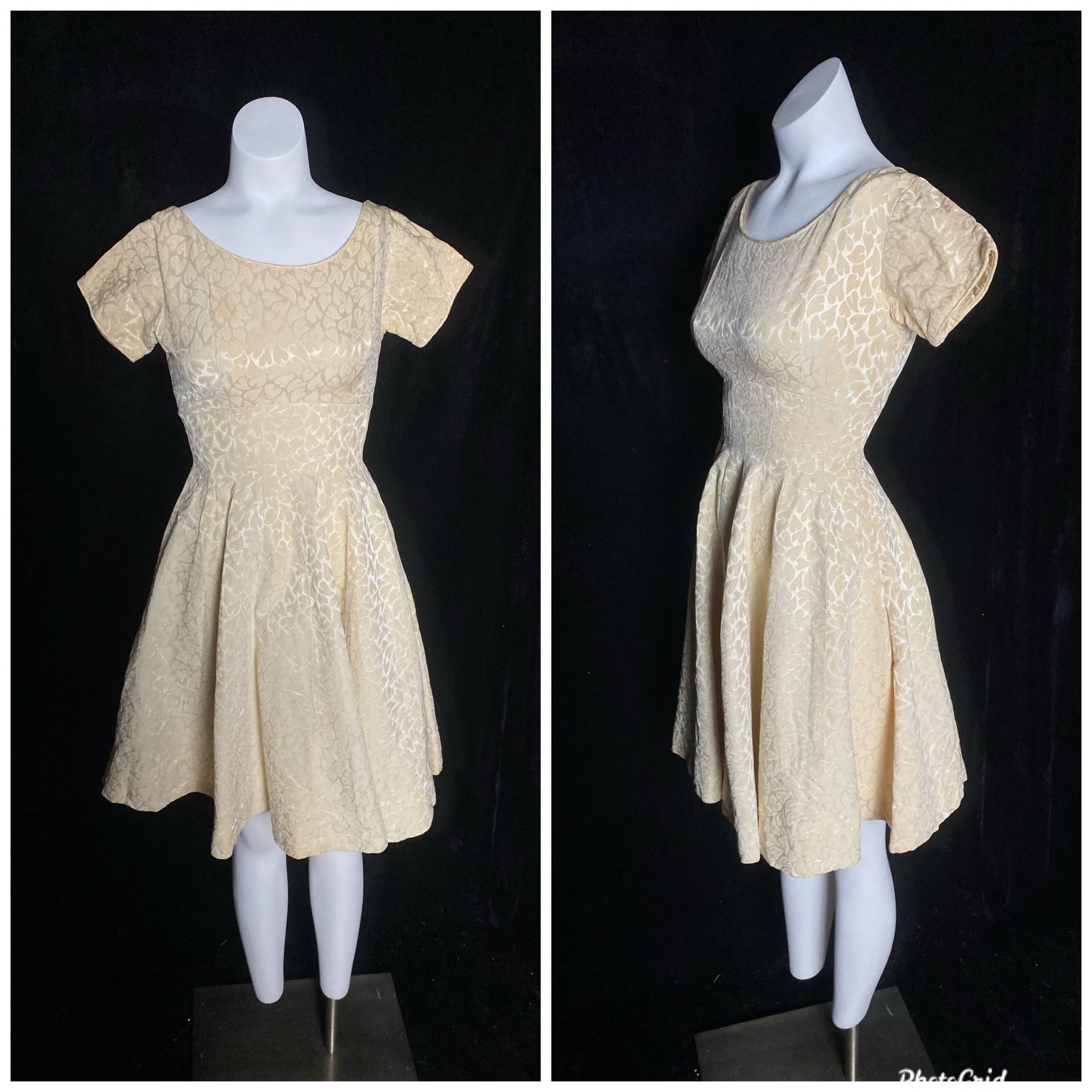 Vintage 1950 Glänzend Gold Creme Herz Brokat Ausgestattet Partykleid, Größe Xs von TheVintageVenusShop