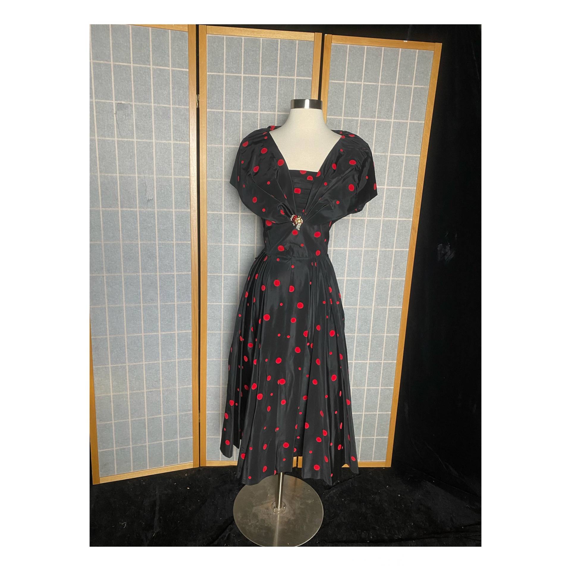 Vintage 1950Er Schwarzes Taft Partykleid Mit Roten Samt Polka Dots, Größe Medium von TheVintageVenusShop