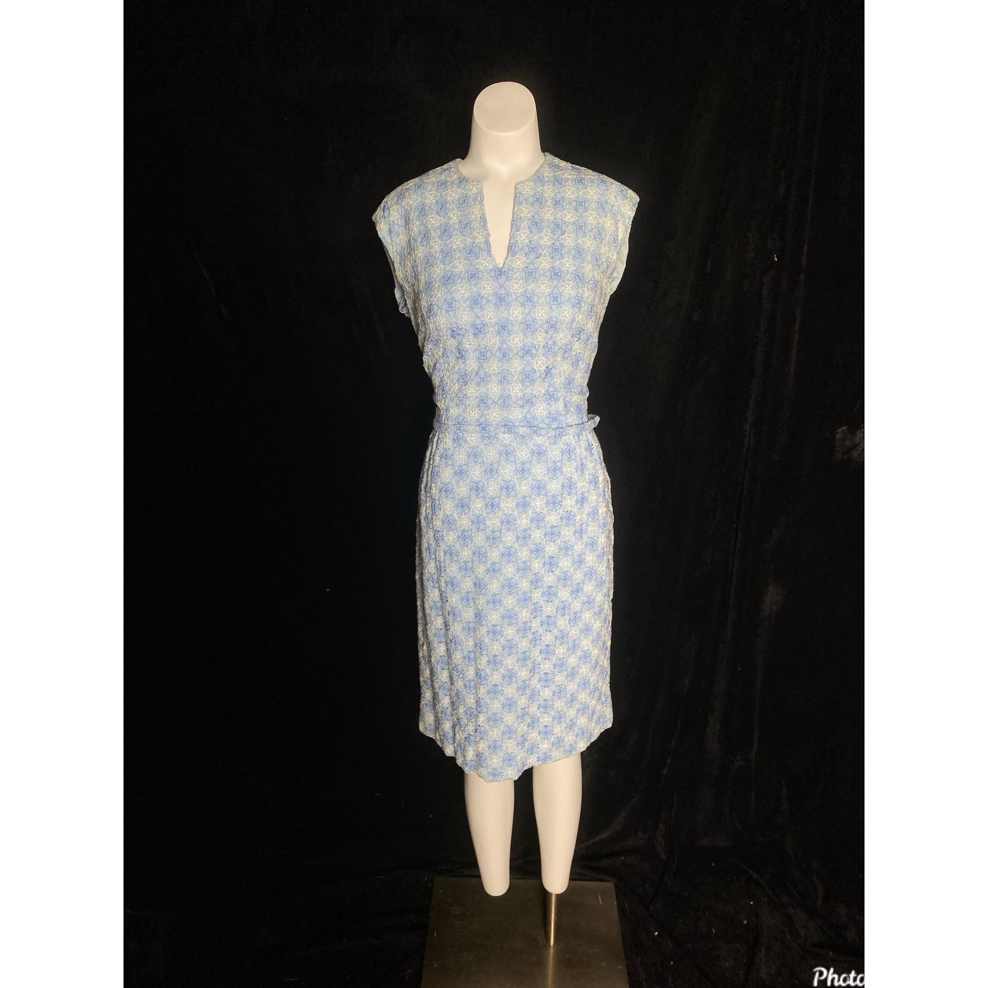 Vintage 1960Er Blau-Weiß Besticktes Öse Sommerkleid, Größe Medium von TheVintageVenusShop