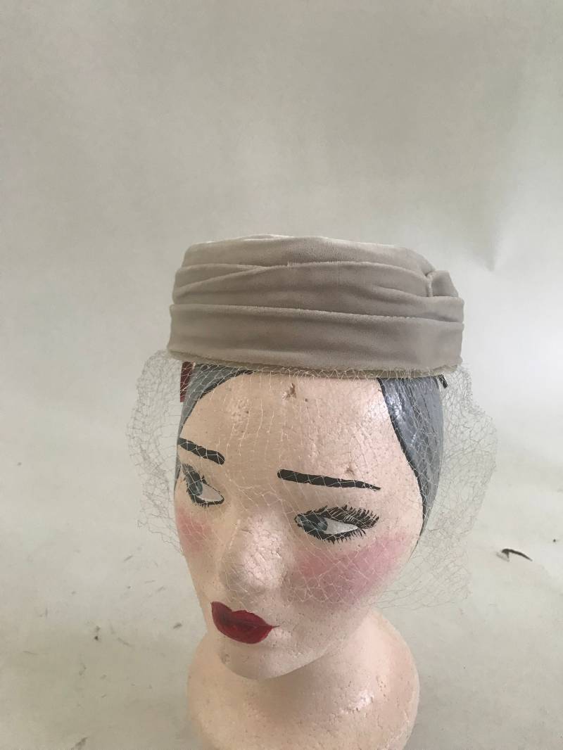 Vintage 1960Er Jahre Beige Turban-stil Pranger Mit Schleier Und Angehängten Clips/Haarkämme Zu Befestigen von TheVintageVenusShop