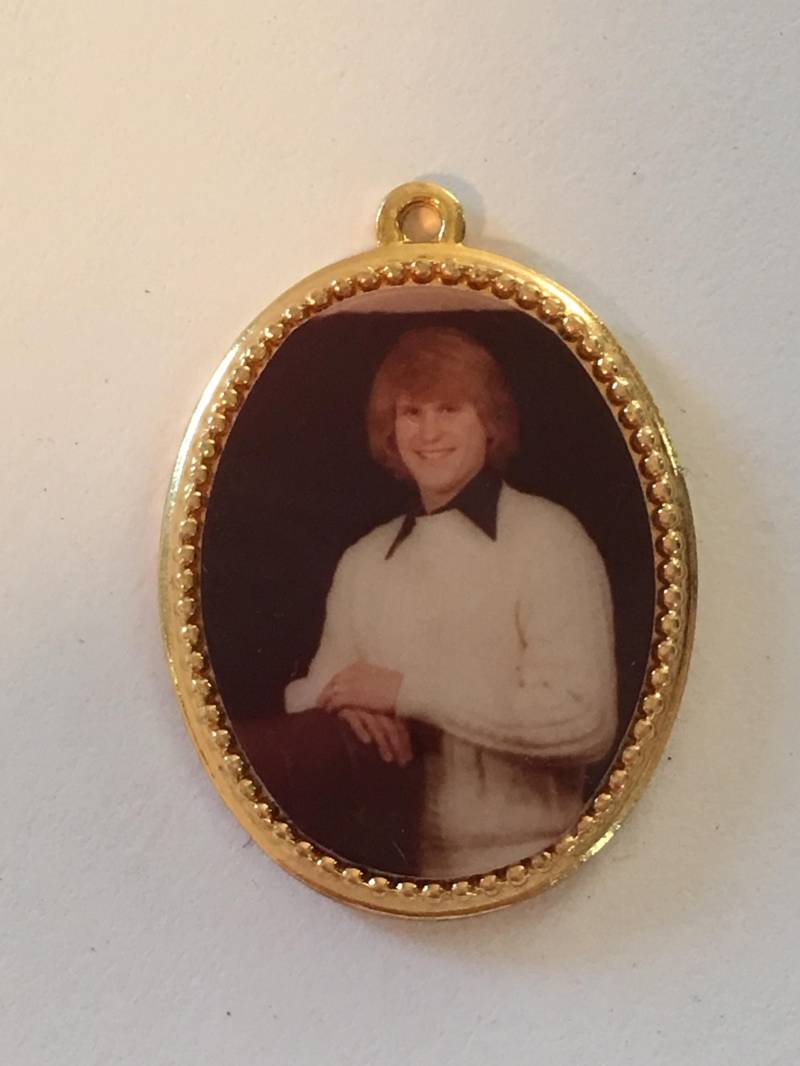 Vintage 1970 Gold Disco Pullover Runde Halskette Anhänger von TheVintageVenusShop