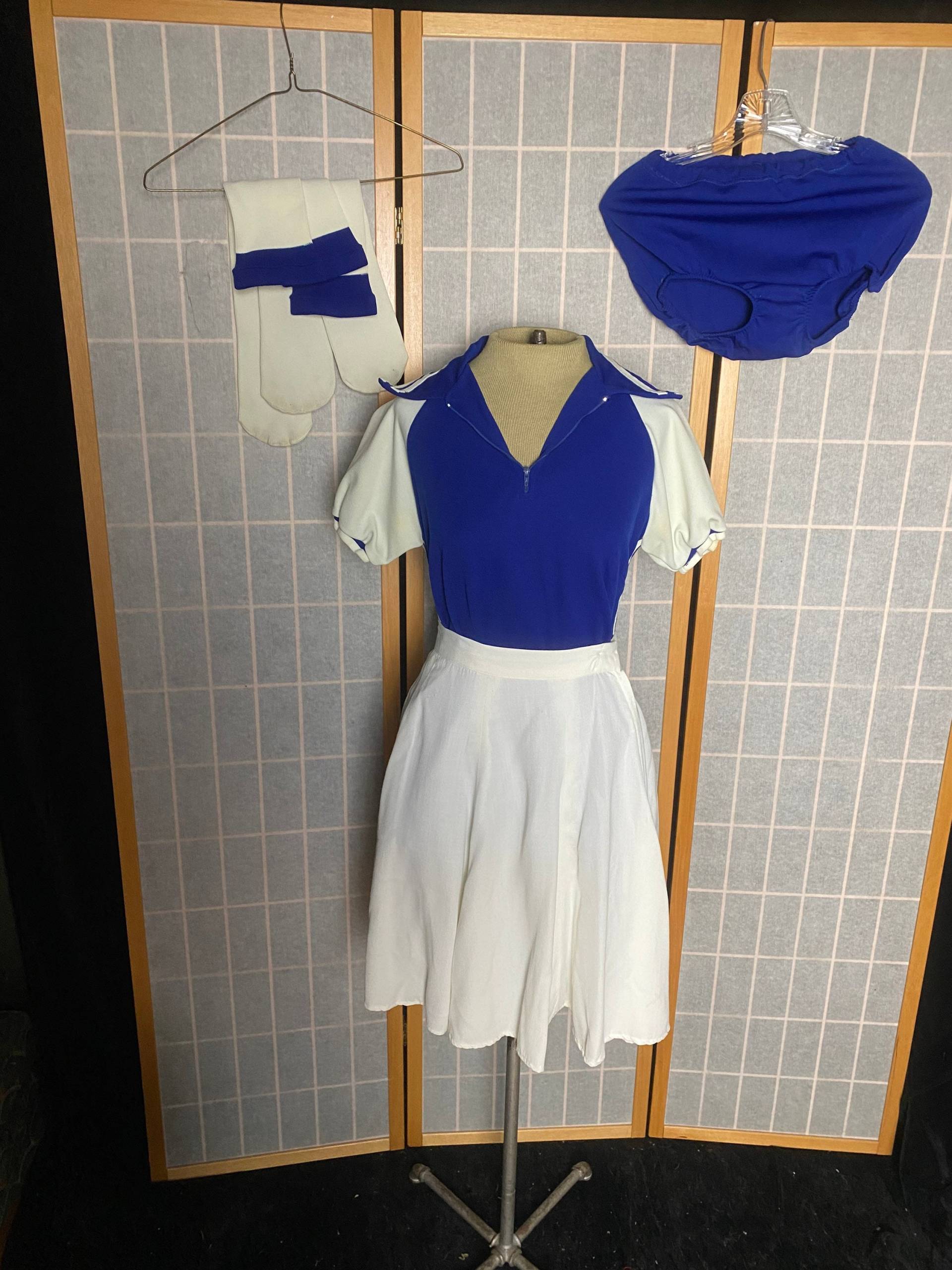 Vintage 1970Er Blau-Weiß Cheerleading Uniform Mit Bloomers, Socken, Rock Und Shirt von TheVintageVenusShop