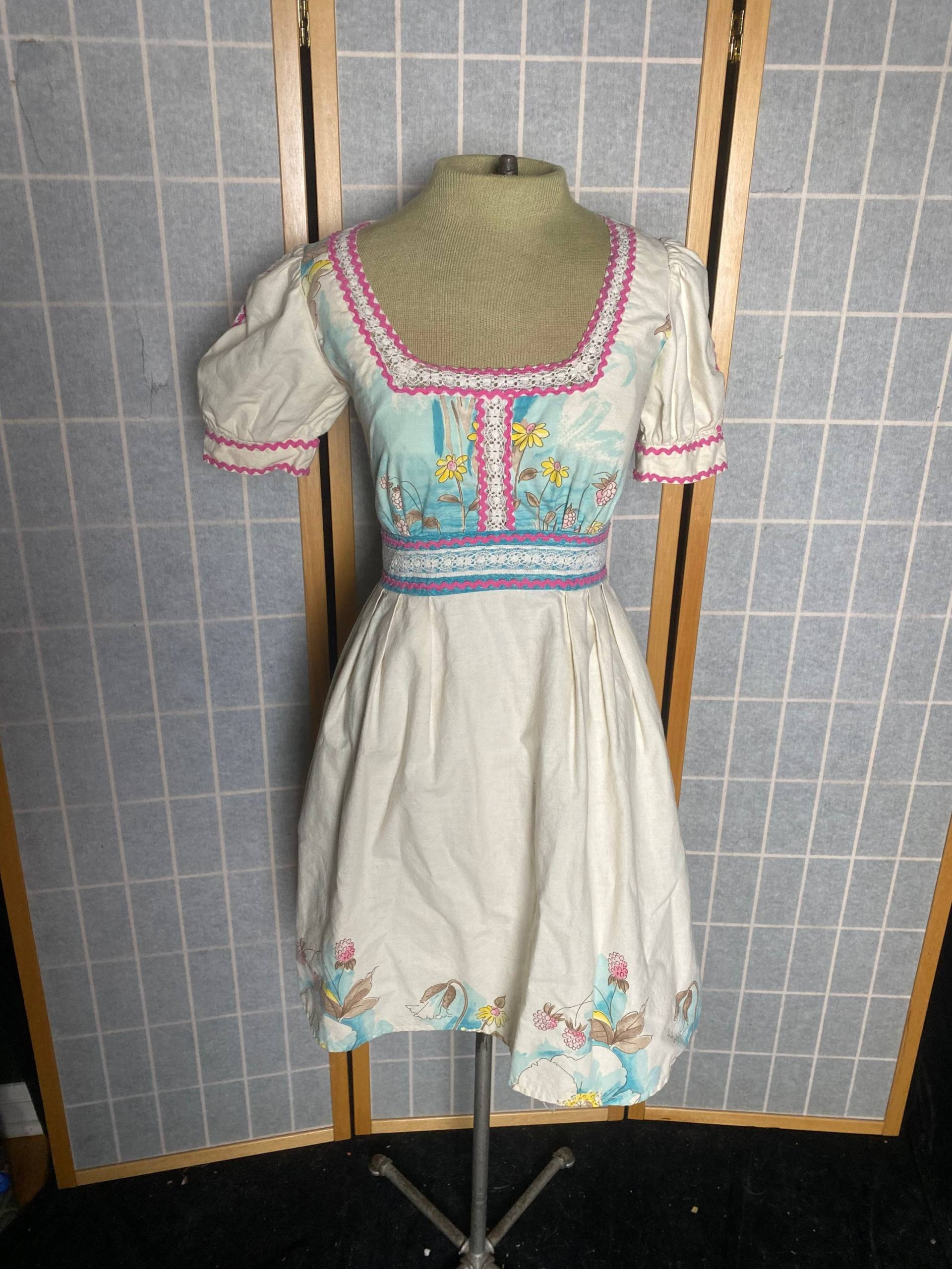 Vintage 1970Er Cottage Core Niedliche Puffärmel Sommerkleid Mit Ric Rac Und Spitzenbesatz. Blumendrucke Am Fuß Mieder. Extra Klein von TheVintageVenusShop