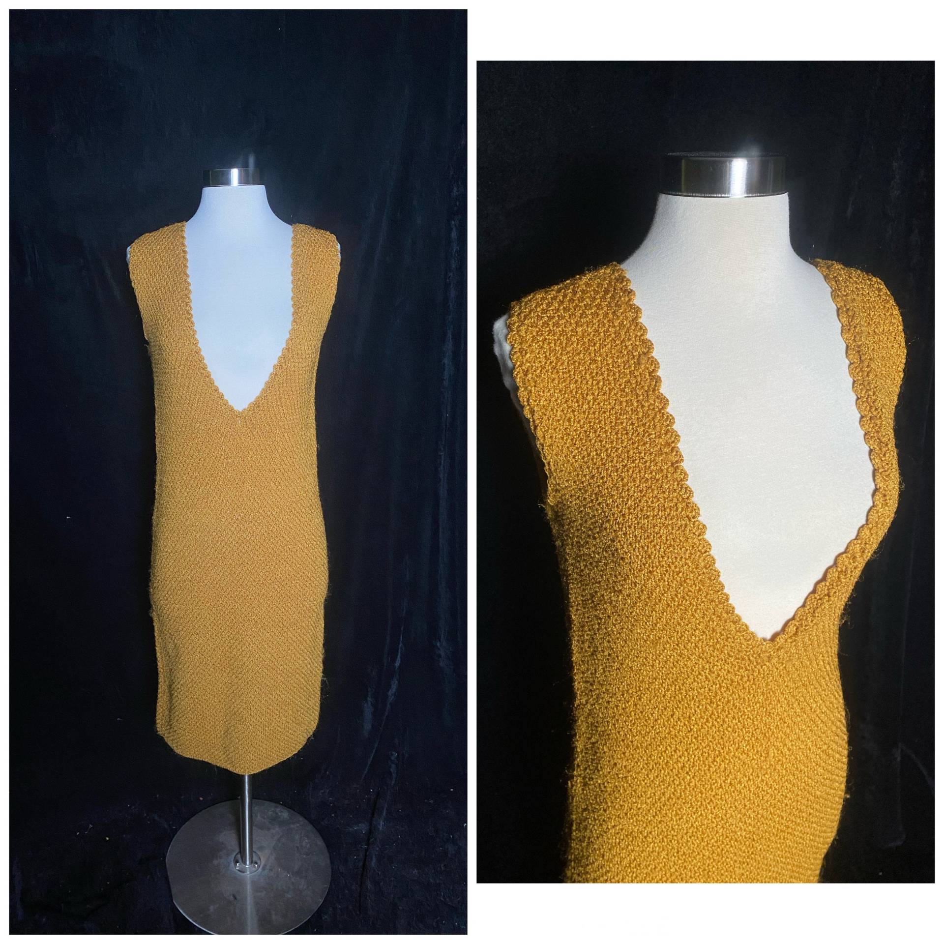 Vintage 1970Er Golden Strick Tiefes V Dehnbares Kleid, Größe Klein von TheVintageVenusShop