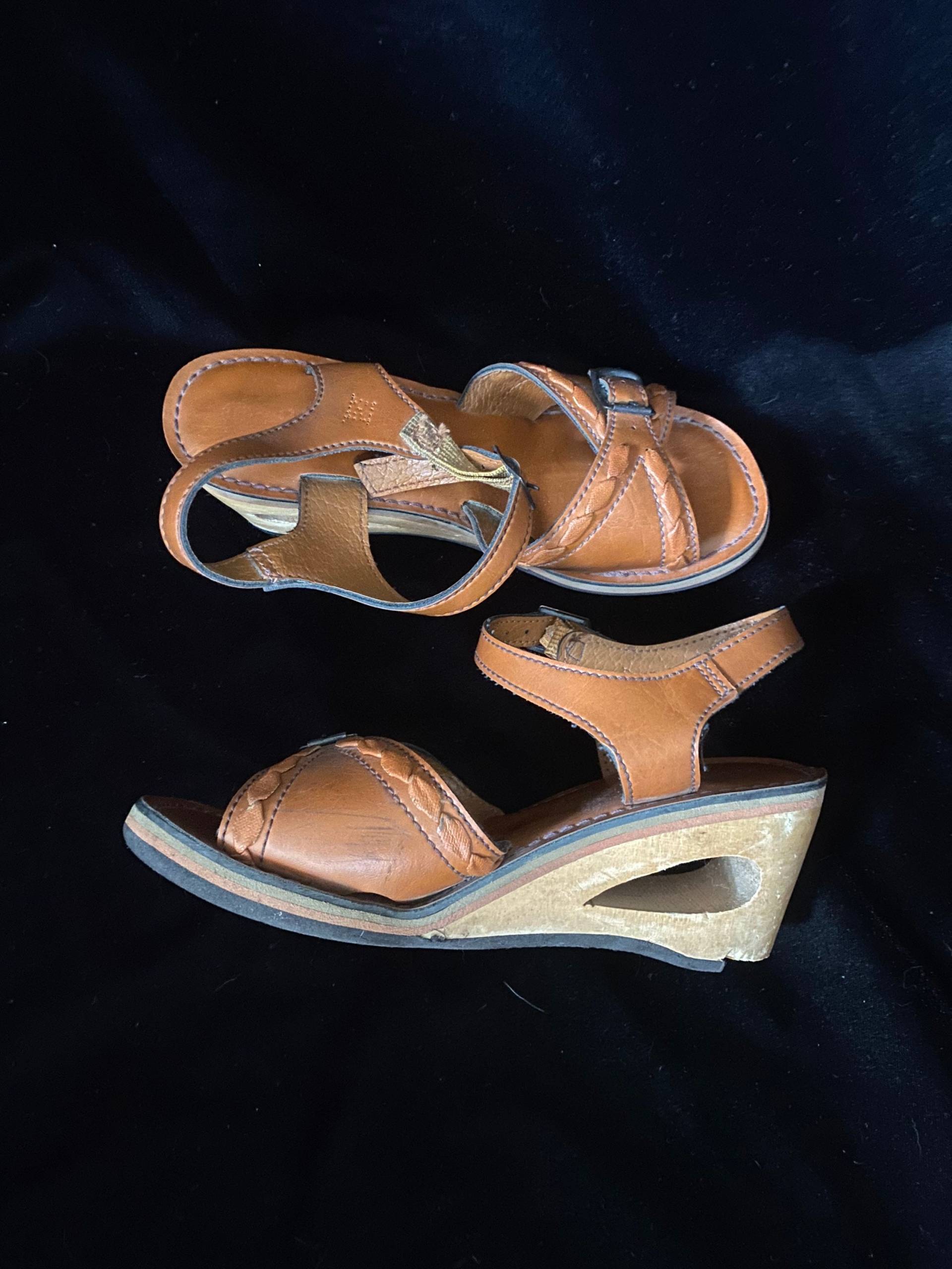 Vintage 1970Er Holz Ausgeschnittene Wedge Sandalen Mit Leder, Größe 5 von TheVintageVenusShop