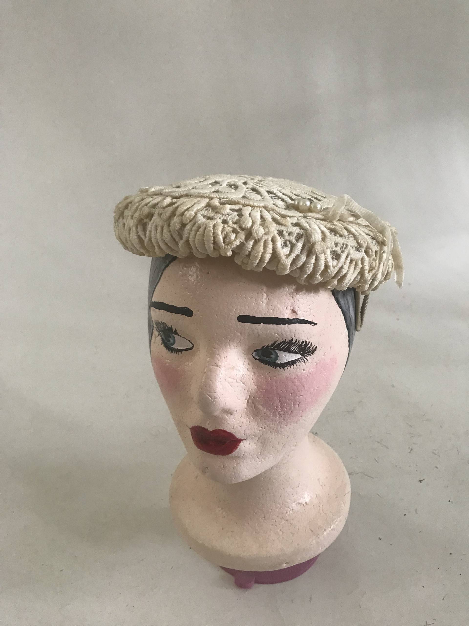 Vintage 40Er Creme Aus Weißem Spitzen Mit Perle Wie Perlenfunktion von TheVintageVenusShop