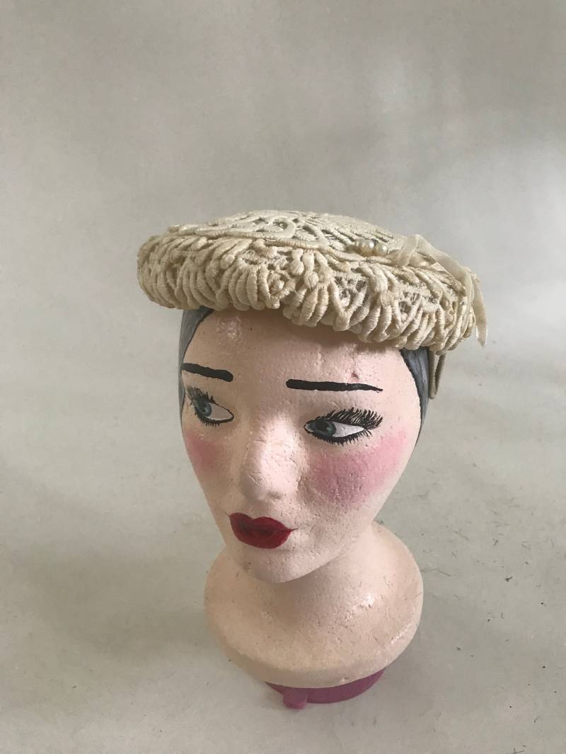 Vintage 40Er Creme Aus Weißem Spitzen Mit Perle Wie Perlenfunktion von TheVintageVenusShop