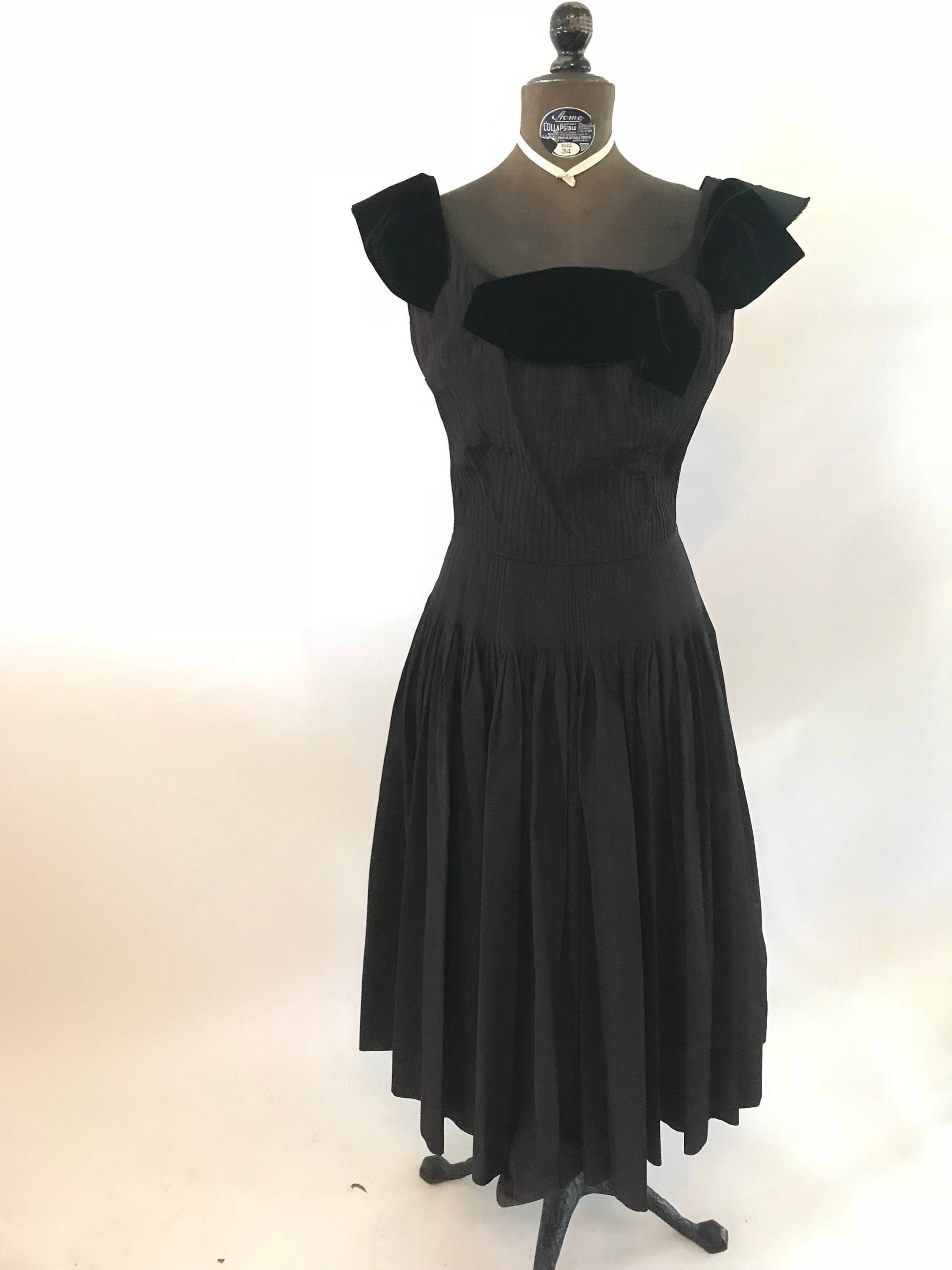 Vintage 40Er Formell Schwarzes Kleid Mit Samtkragen Plissenrock Und-Bodice von TheVintageVenusShop