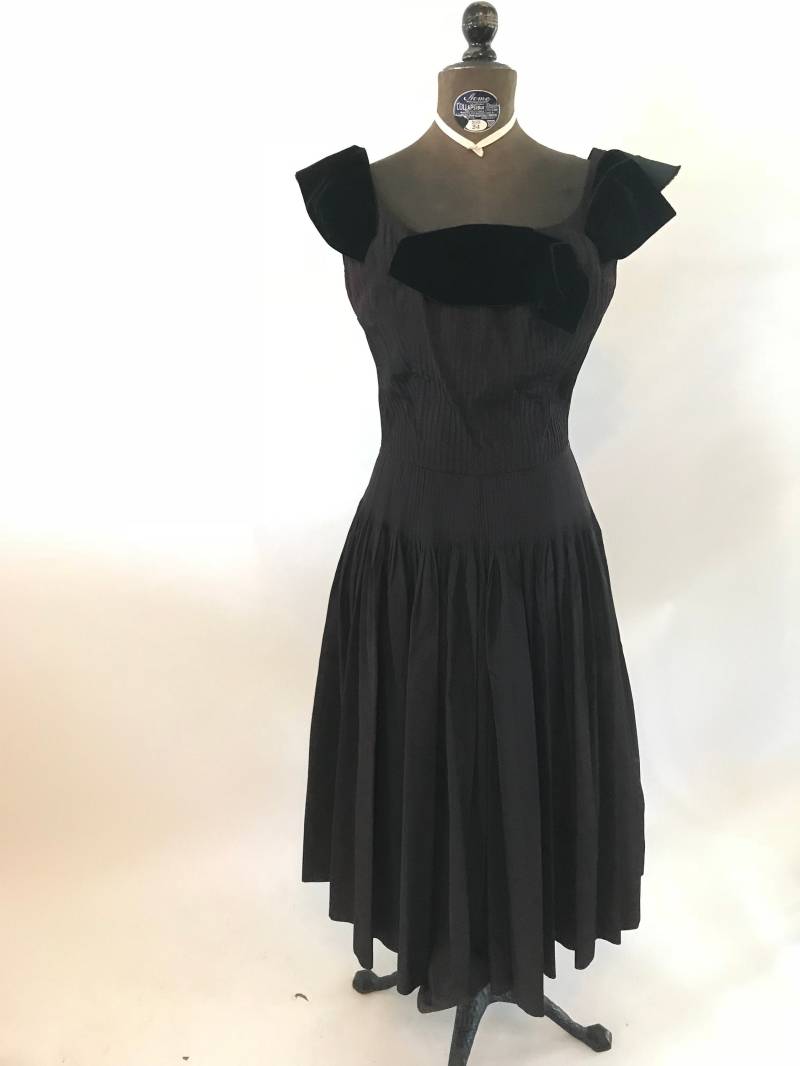 Vintage 40Er Formell Schwarzes Kleid Mit Samtkragen Plissenrock Und-Bodice von TheVintageVenusShop