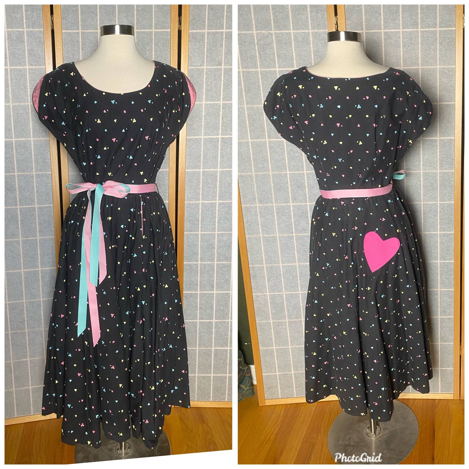 Vintage 50Er Jahre Schwarzes Vollrockkleid Mit Pinken, Blauen Und Gelben Formen Pinkem Herz, Größe Medium Groß von TheVintageVenusShop