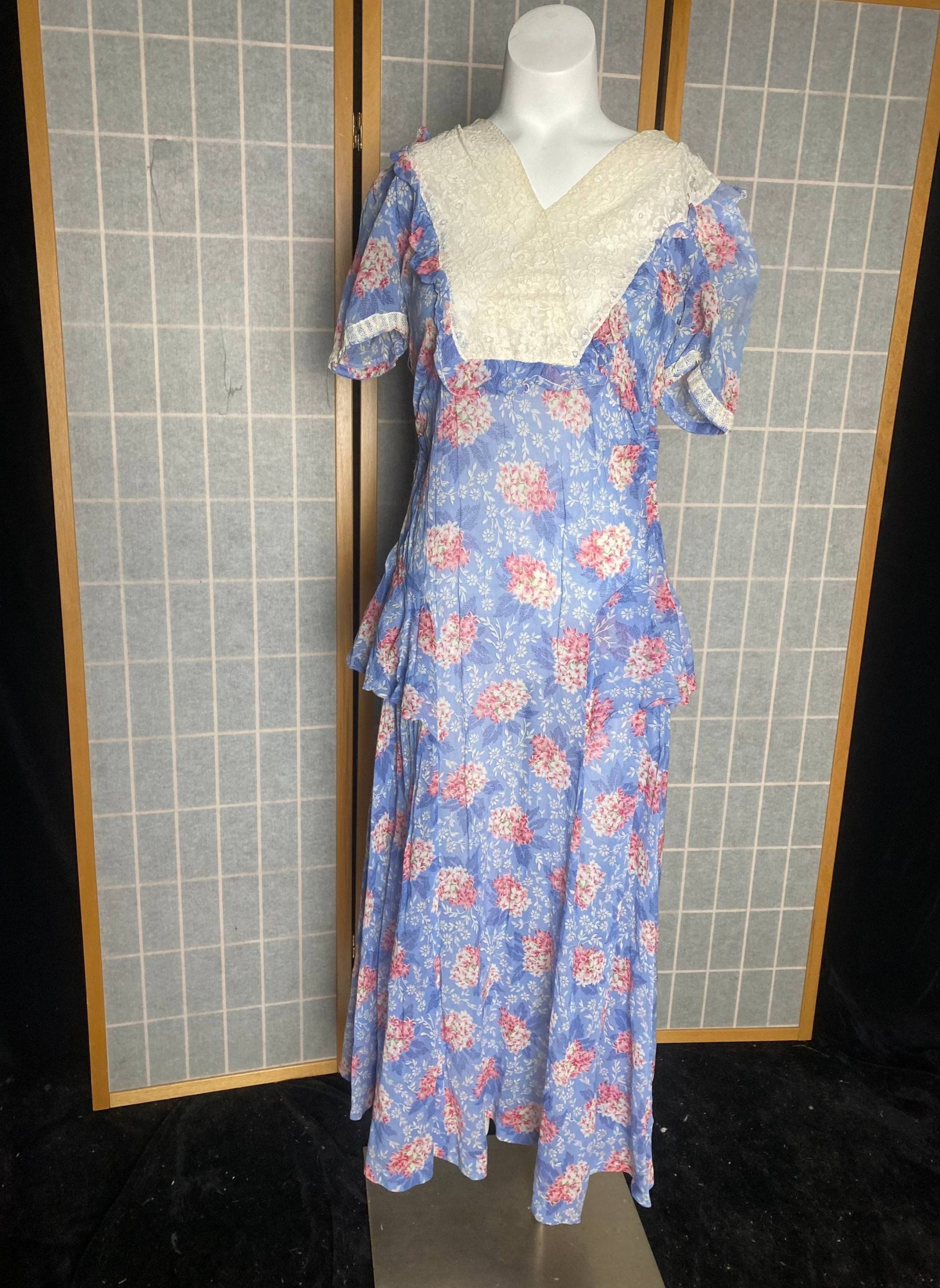 Vintage Anfang Der 1930Er Jahre Blaues, Lila Und Rosa Florales Peplumkleid Mit Spitzendetails, Größe Klein von TheVintageVenusShop