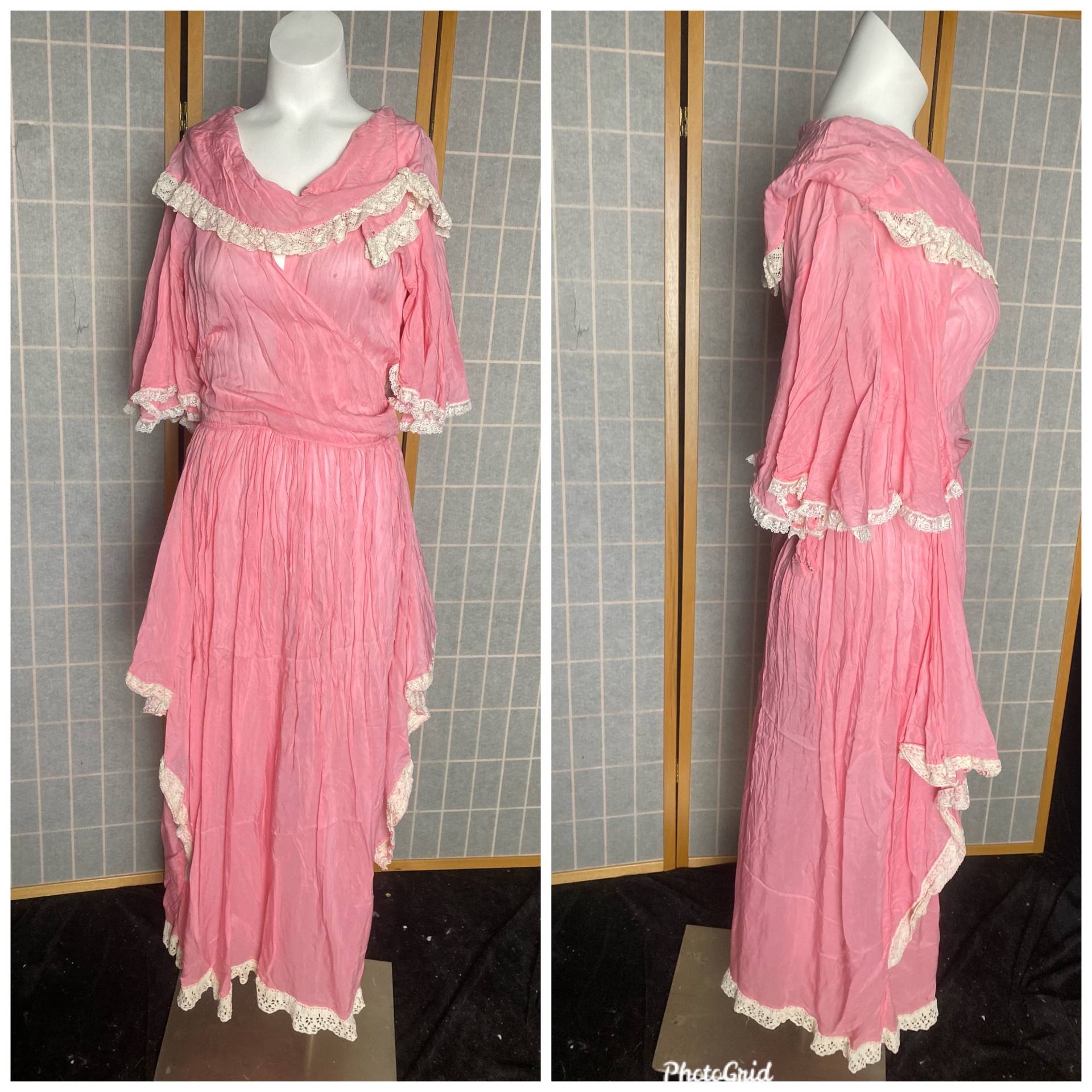 Vintage Antikes 1900Er Jahre Rosa Und Weißes Kleid Mit Schmetterling Flügelärmeln Weißer Spitze, Größe Klein von TheVintageVenusShop