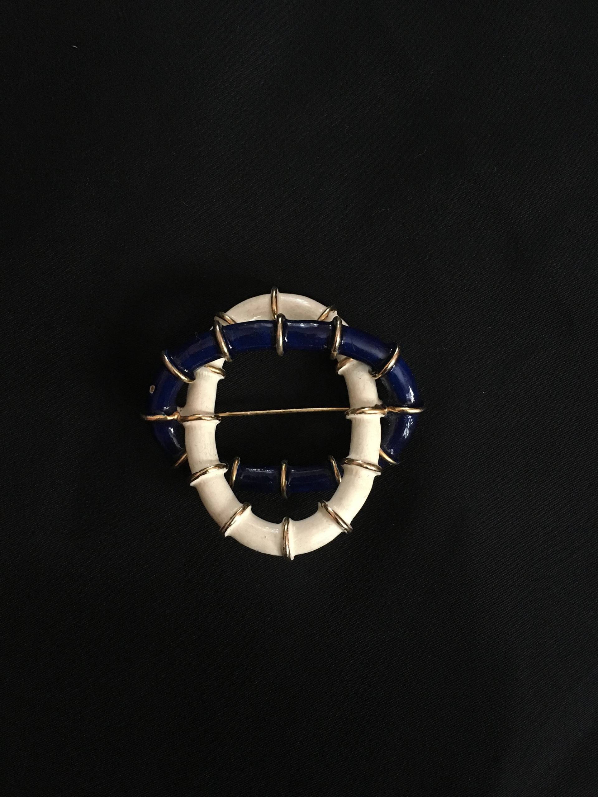 Vintage Mimi Di N Weiß, Blau, Gold Pin, Brosche Kreise von TheVintageVenusShop