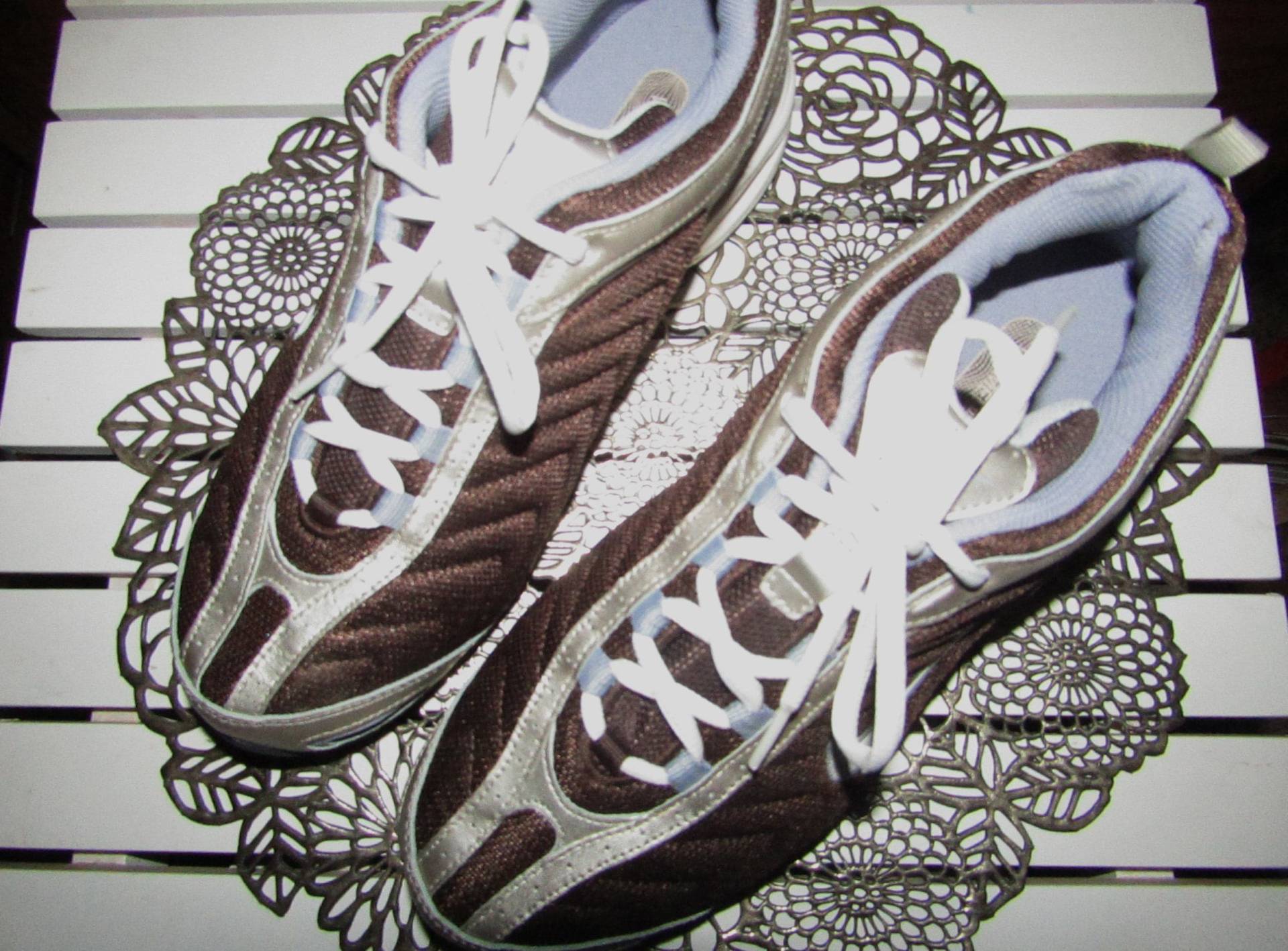 Nike ~ Air Achieve Trainingsschuhe Braun/Weiß Recycled Vintage Damen Gr. 11 Medium von TheVintagemints