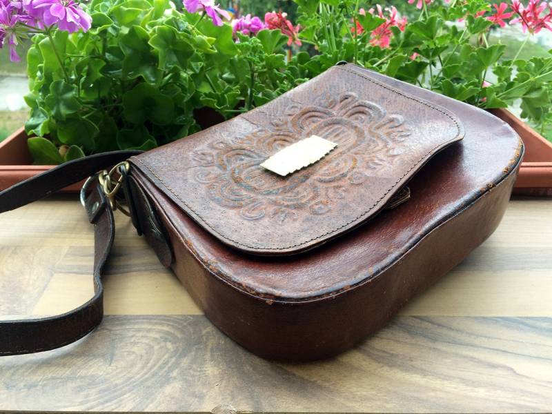 Distressed Leder Tasche Crossbody Bag Мessenger Vintage Retro Etui Womans Geldbörse Alte Geschenk Für Sie von TheVintagesTreasures