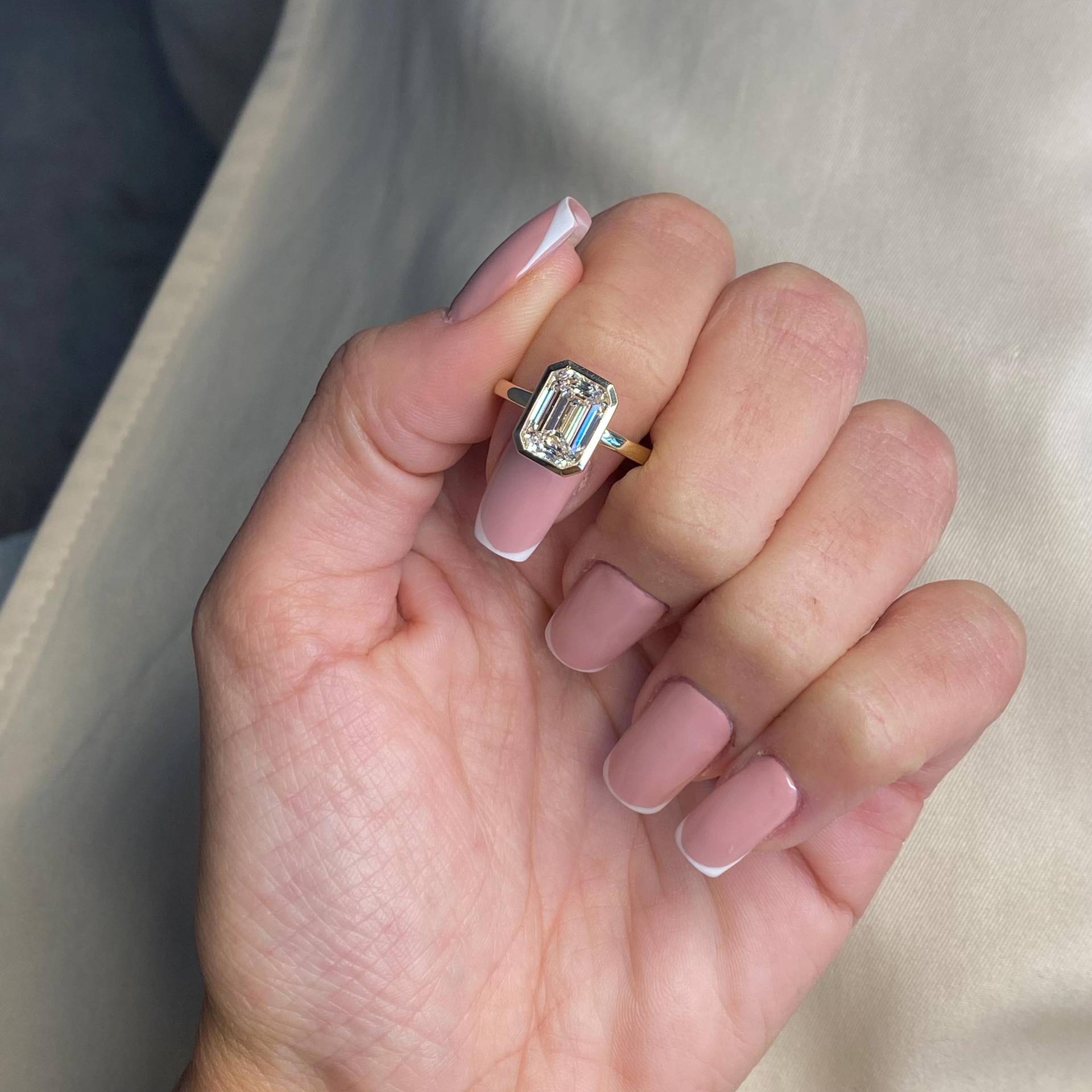 3 Karat Igi-Zertifizierte D-Farbe Vvs2-Klarheit Smaragdschliff Lab Gewachsen Diamant Solitär Lünette Verlobungsring 14K Gelbgold Vorschlag Ring von TheVividStone